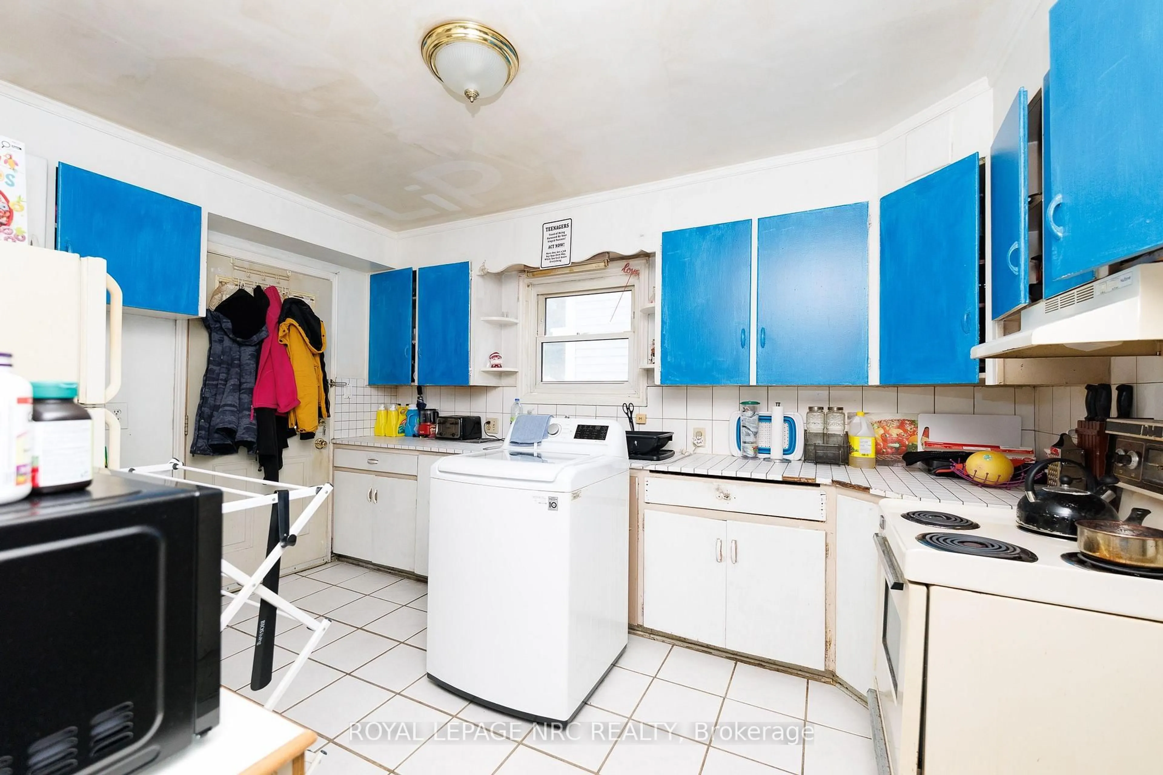 Standard kitchen, unknown for 199 Russell Ave, St. Catharines Ontario L2R 1W9