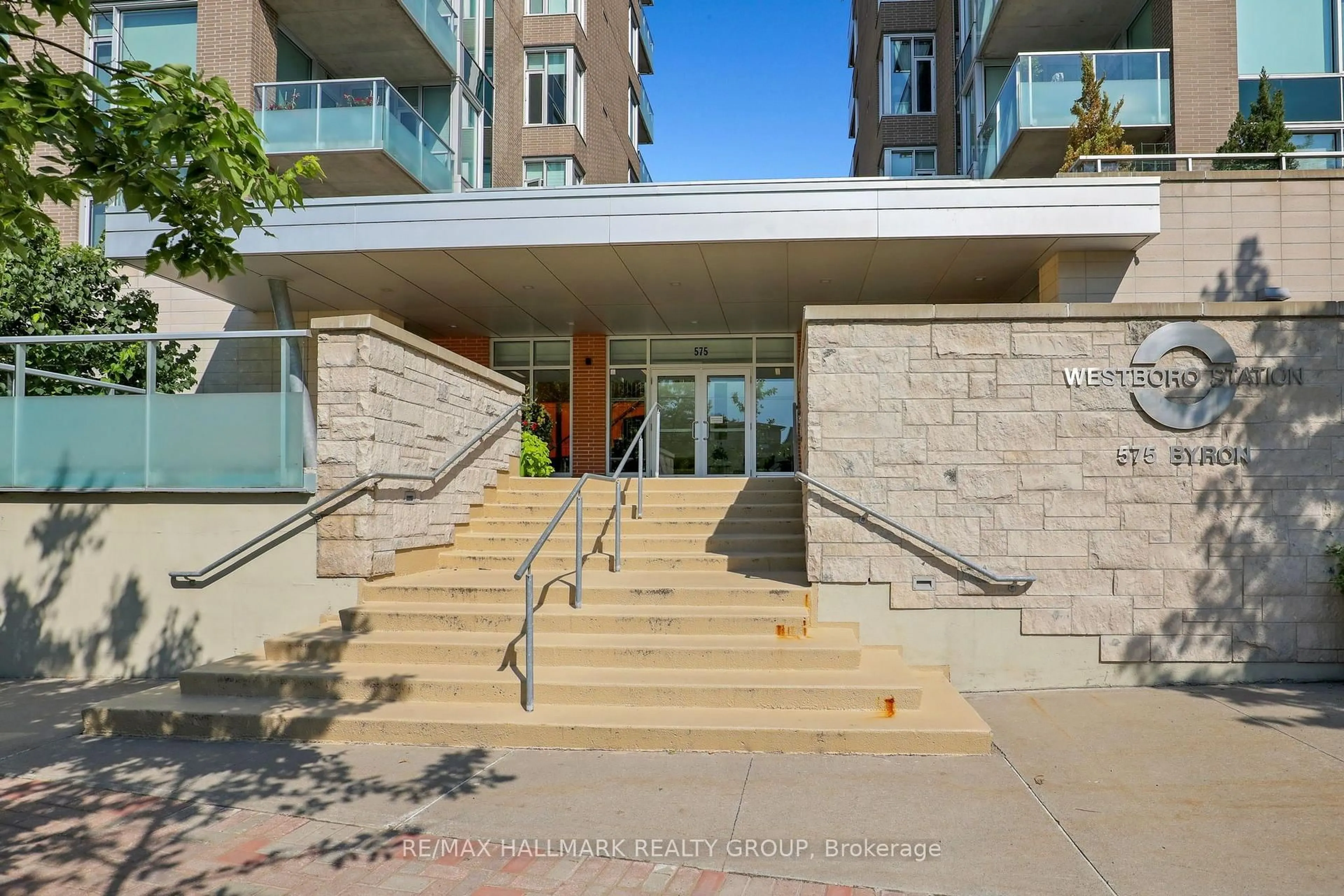 Indoor foyer for 575 Byron Ave #411, Ottawa Ontario K2A 1R7