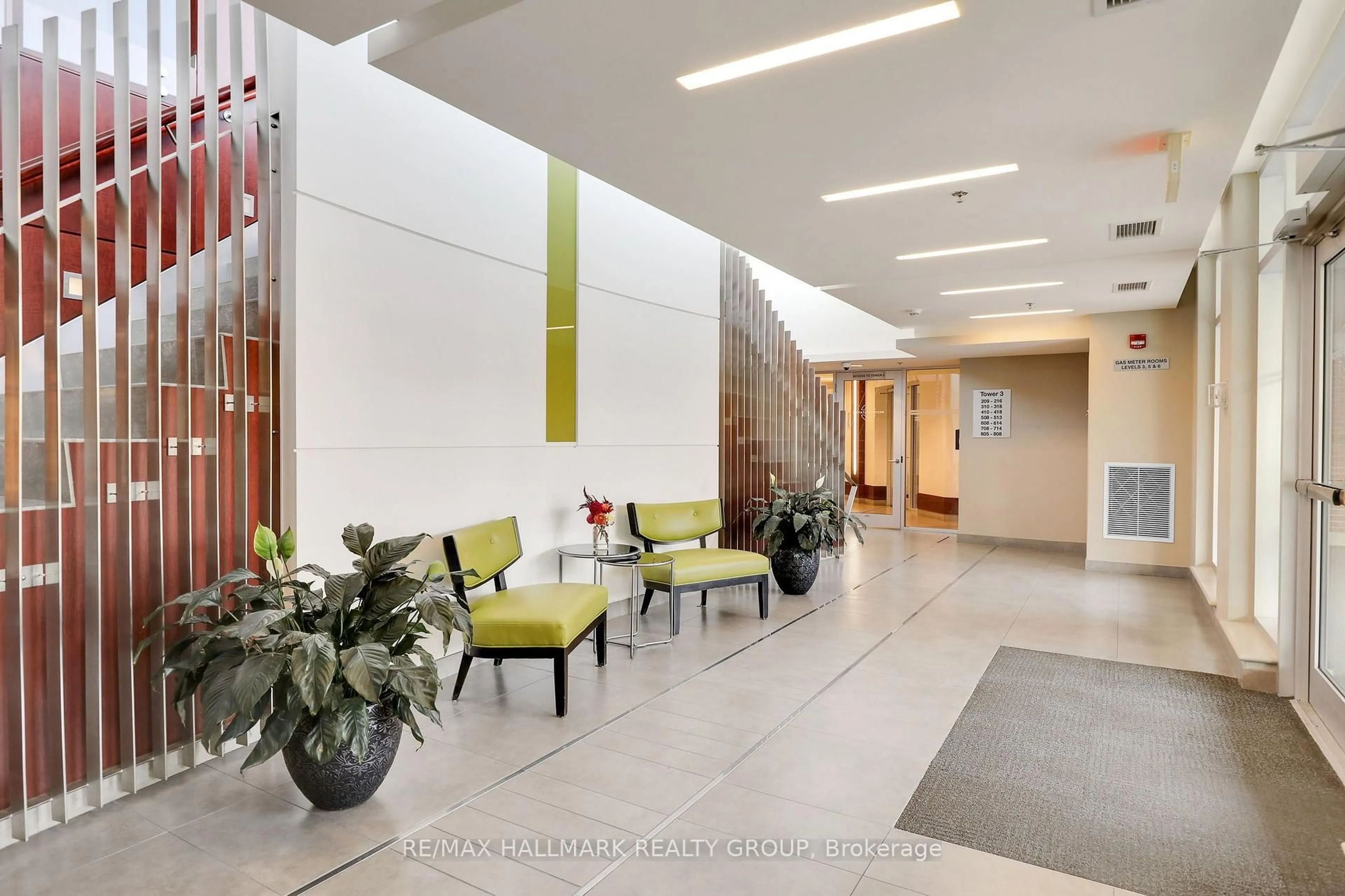 Indoor foyer for 575 Byron Ave #411, Ottawa Ontario K2A 1R7