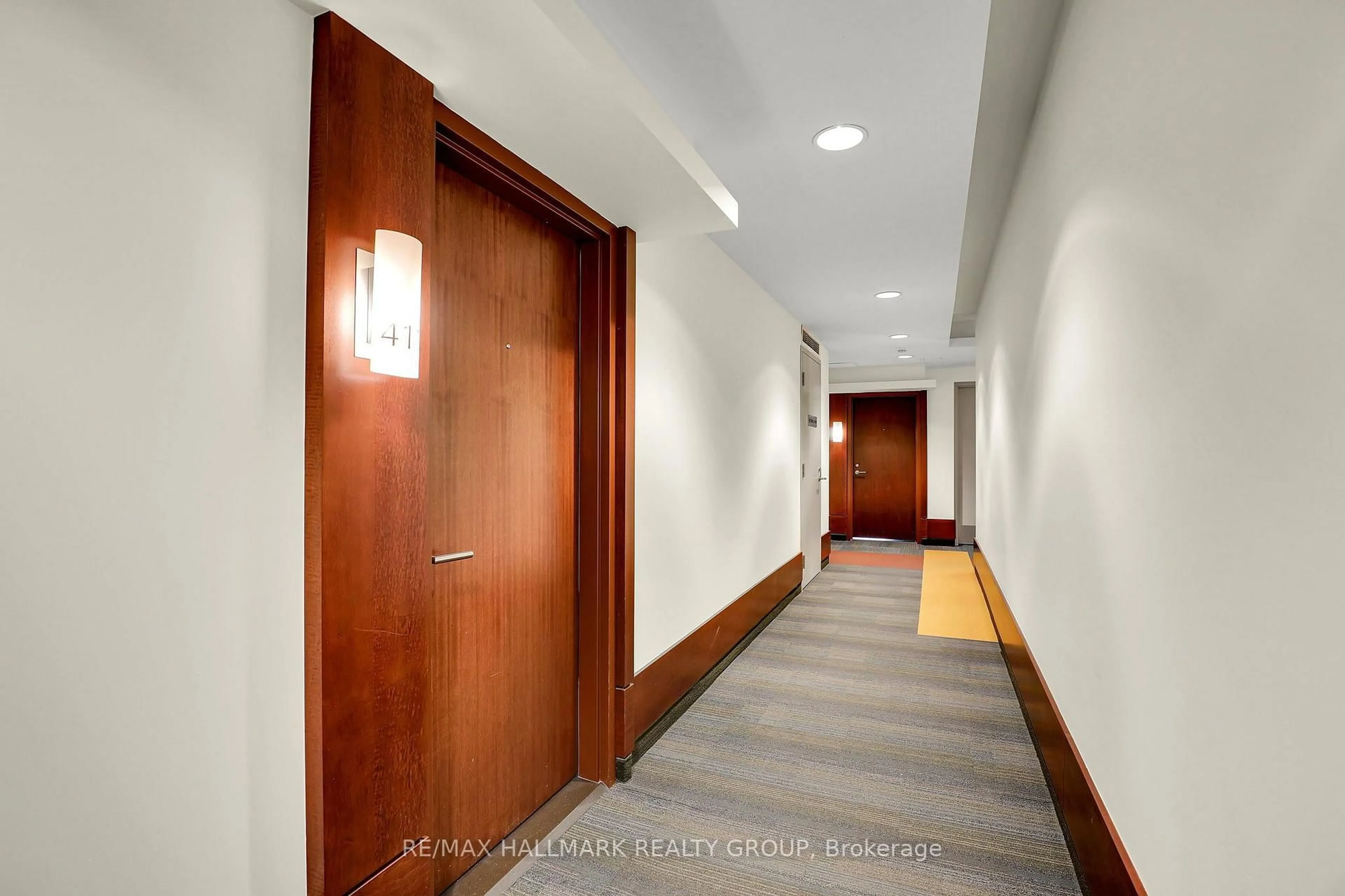 Indoor foyer for 575 Byron Ave #411, Ottawa Ontario K2A 1R7