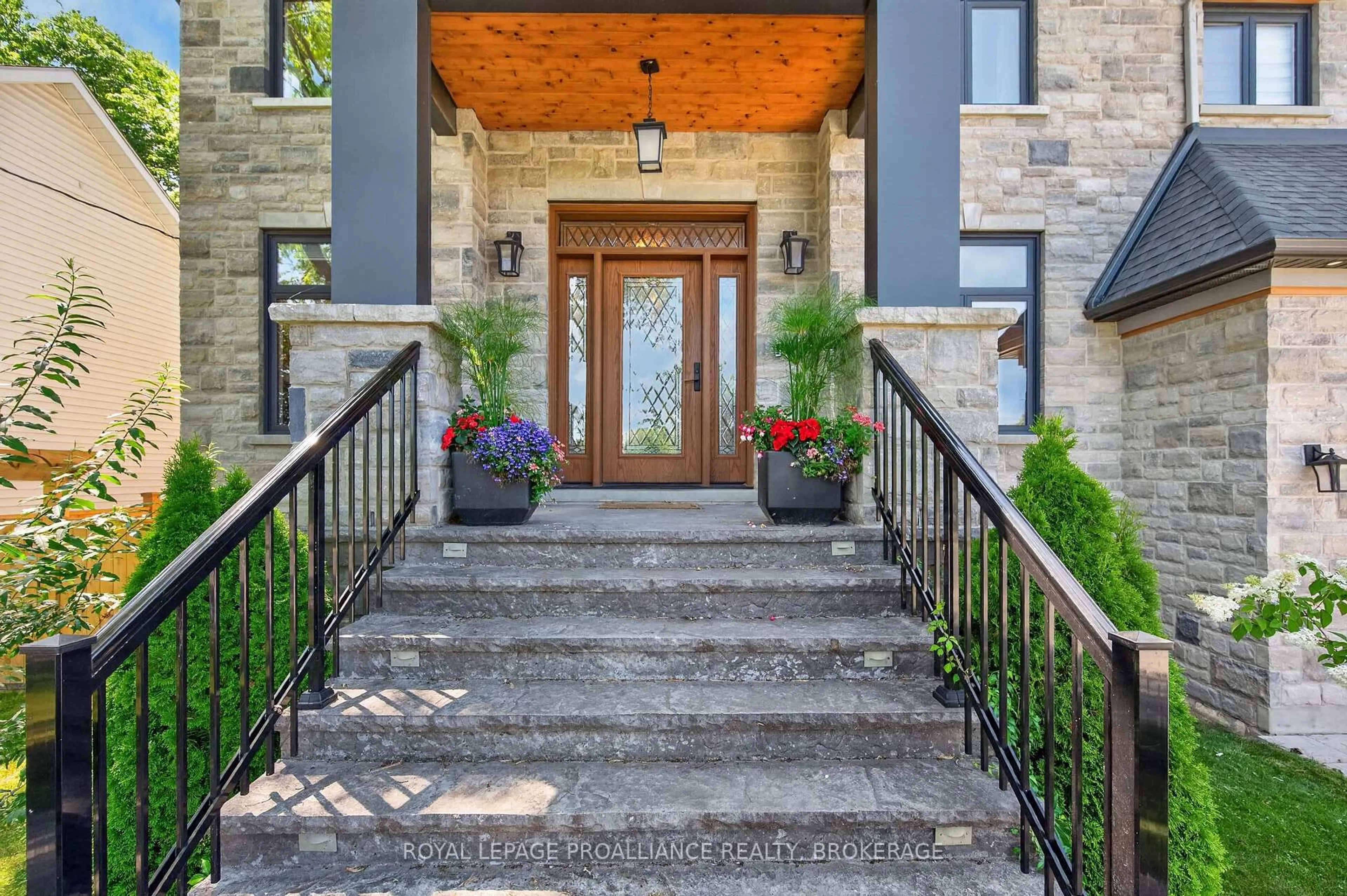 Indoor entryway for 86 Macdonnell St, Kingston Ontario K7L 4B7