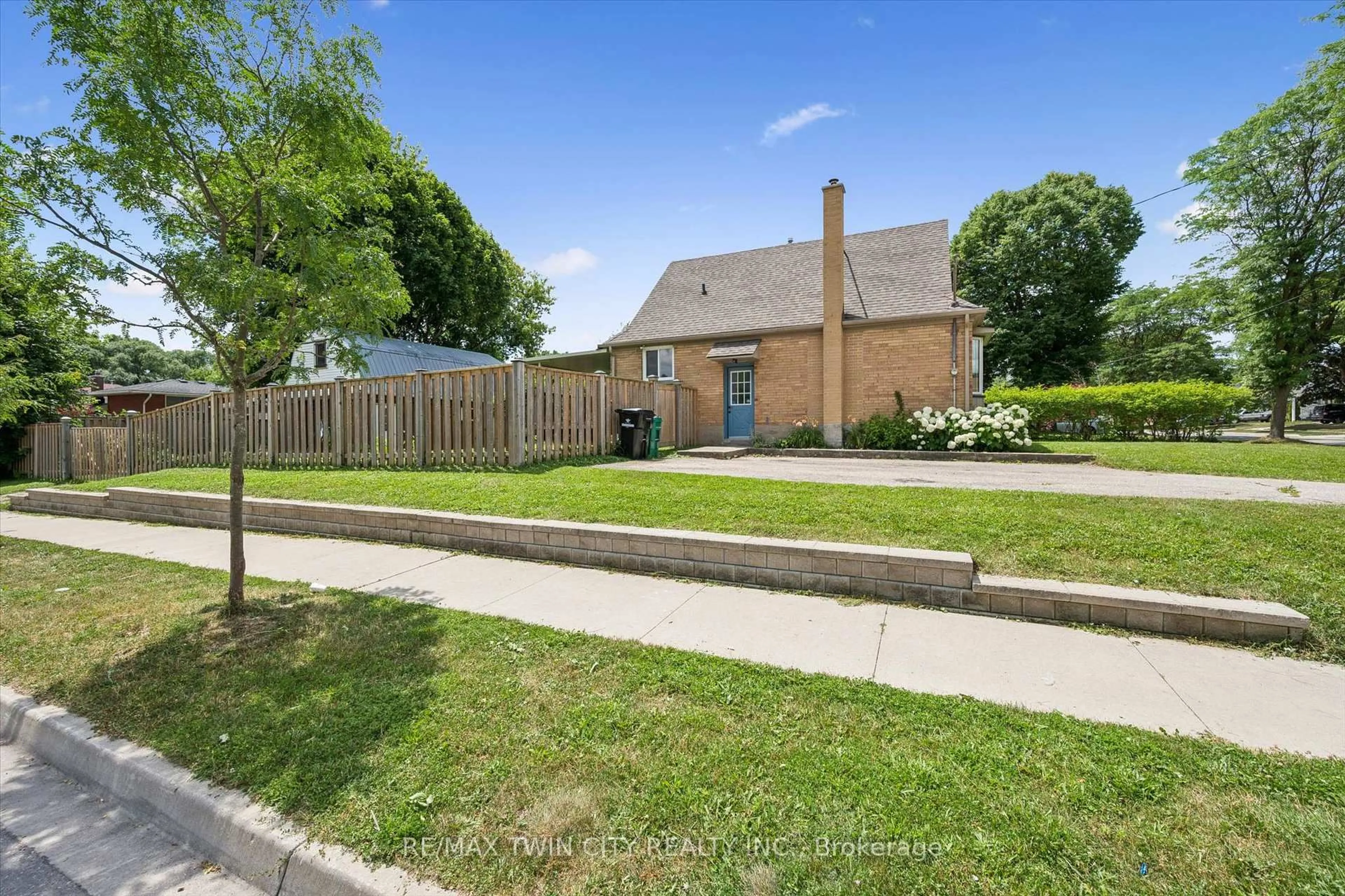 A pic from outside/outdoor area/front of a property/back of a property/a pic from drone, street for 129 Florence Ave, Kitchener Ontario N2A 2L1