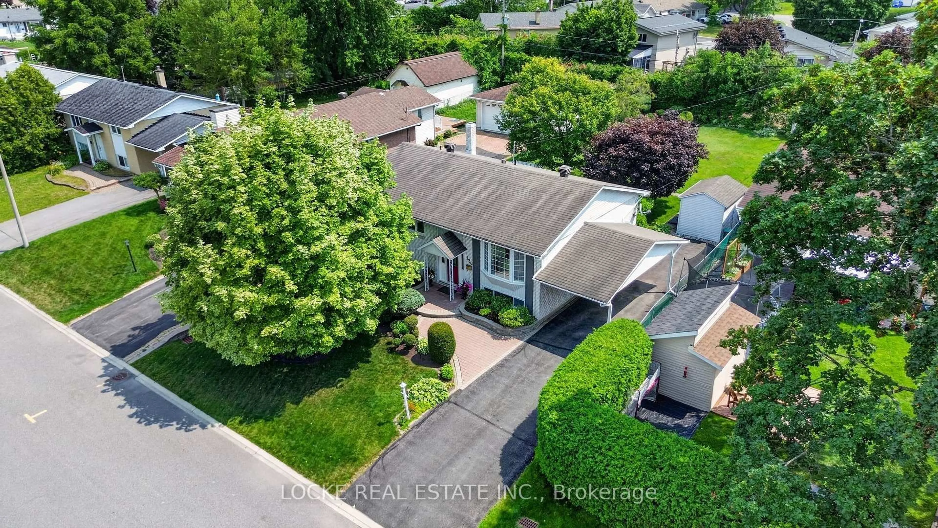 A pic from outside/outdoor area/front of a property/back of a property/a pic from drone, street for 126 Juniper St, Orleans Ontario K1E 1A4