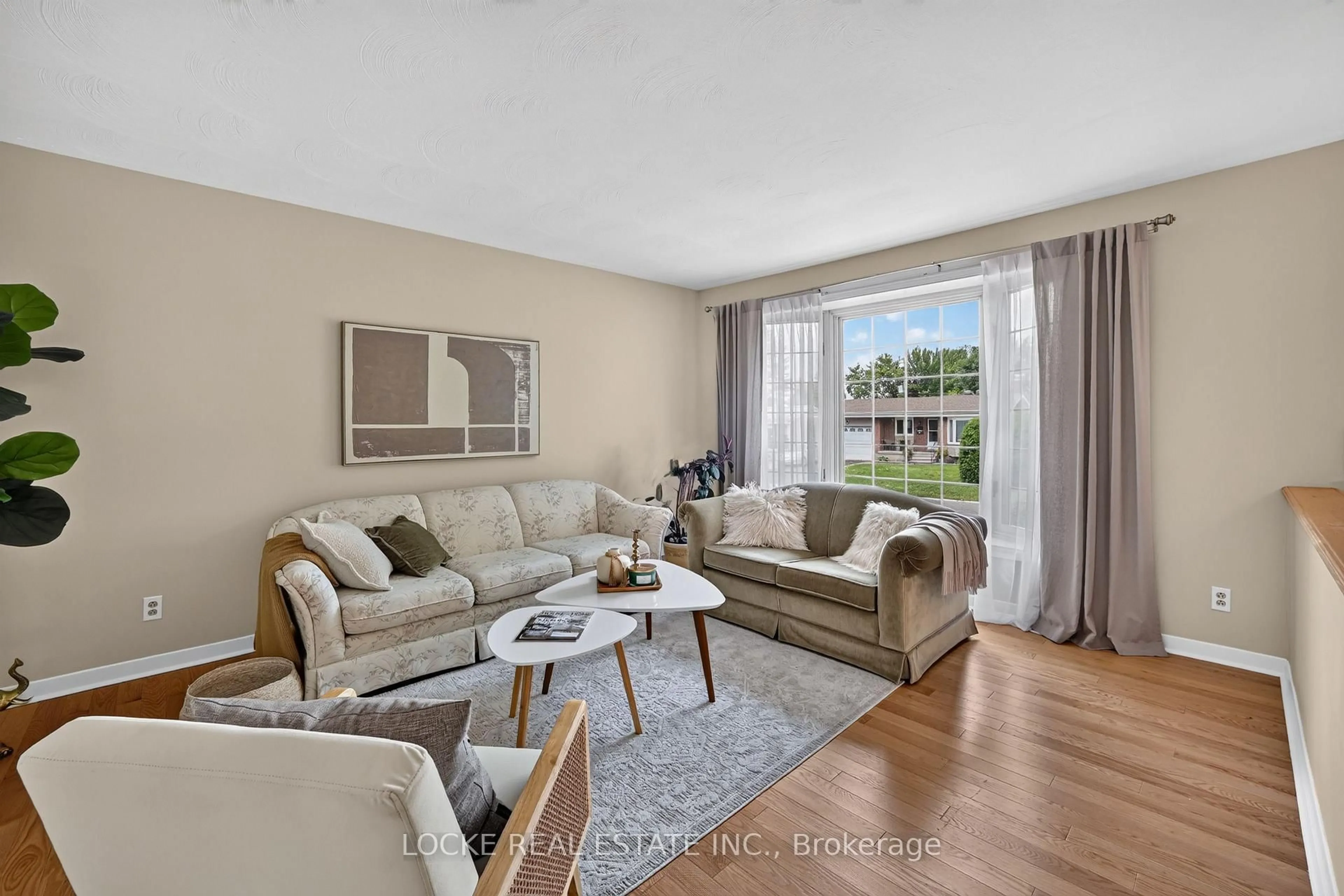 Living room with furniture, unknown for 126 Juniper St, Orleans Ontario K1E 1A4