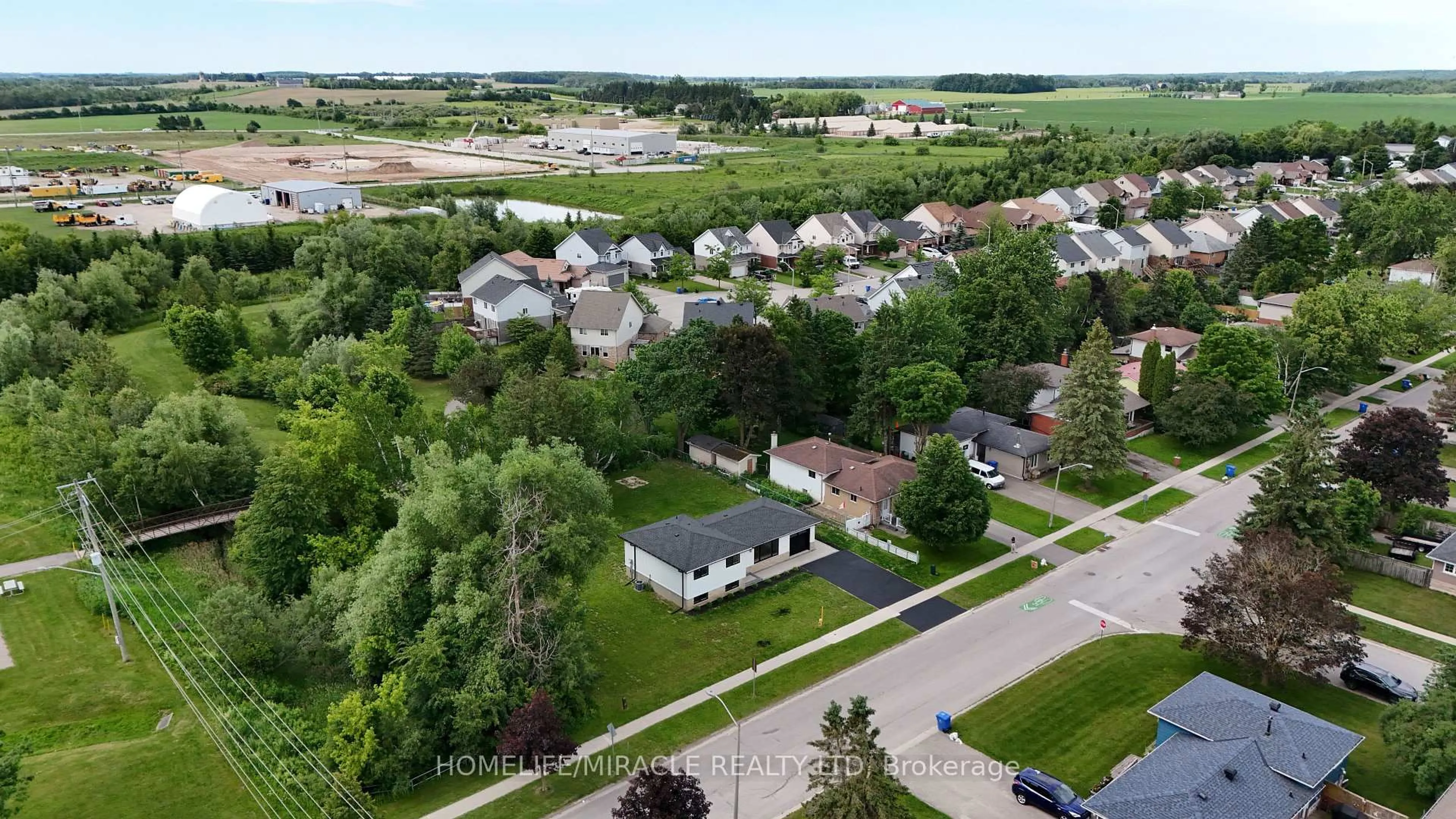 A pic from outside/outdoor area/front of a property/back of a property/a pic from drone, street for 357 Simon St, Shelburne Ontario L0N 1S4