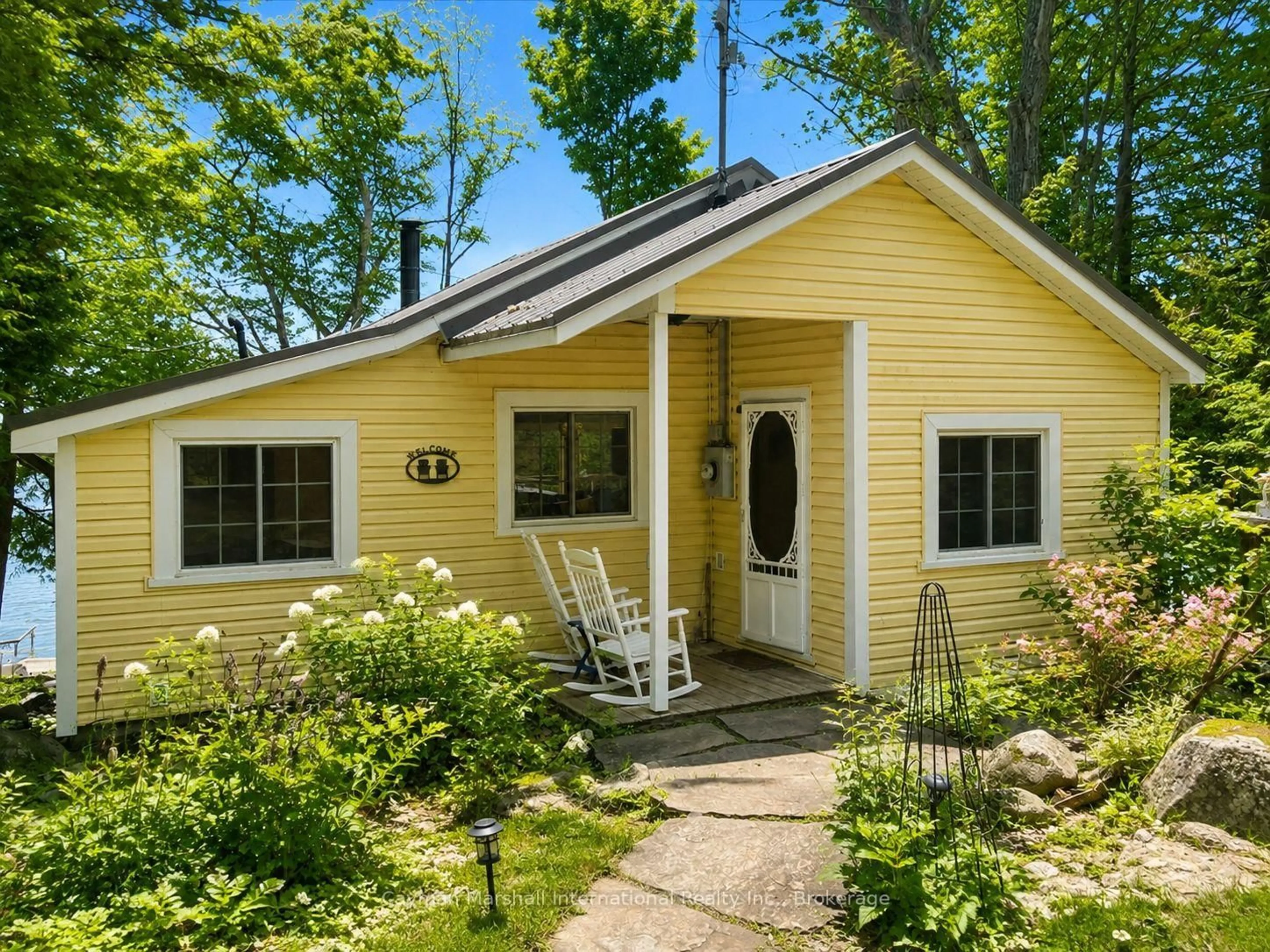 Home with vinyl exterior material, street for 1020 Ennis Bay Rd, Bracebridge Ontario P1P 1R1