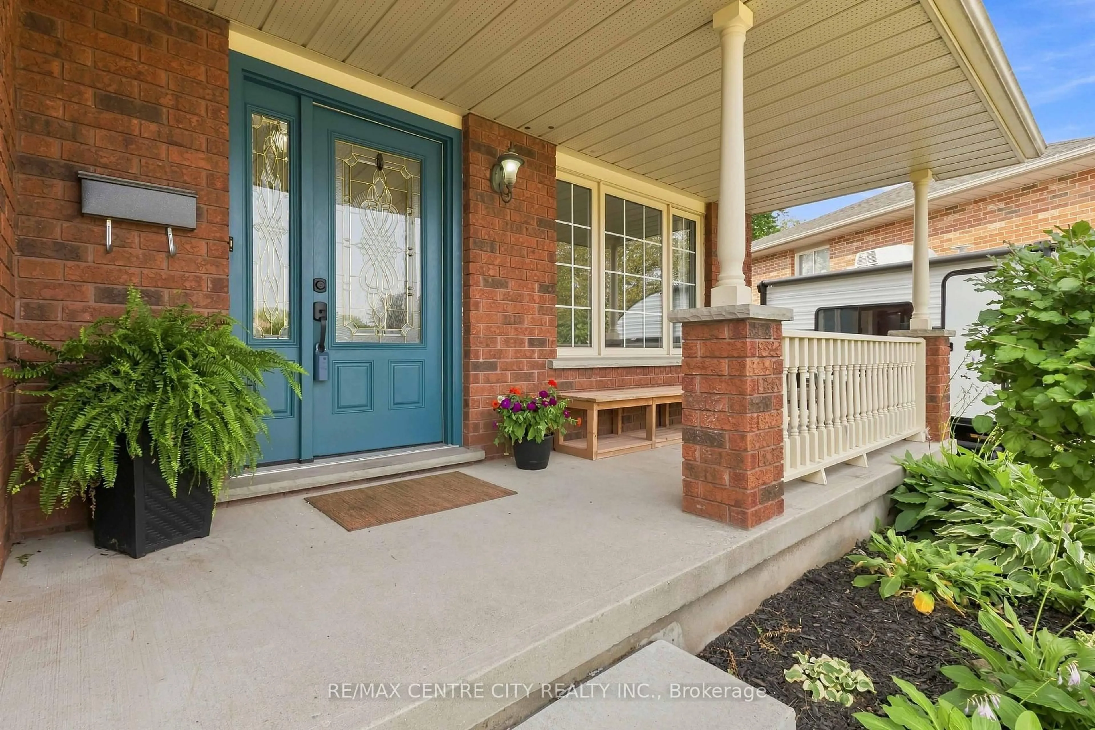 Home with brick exterior material, street for 26 Oldewood Cres, St. Thomas Ontario N5R 6B2