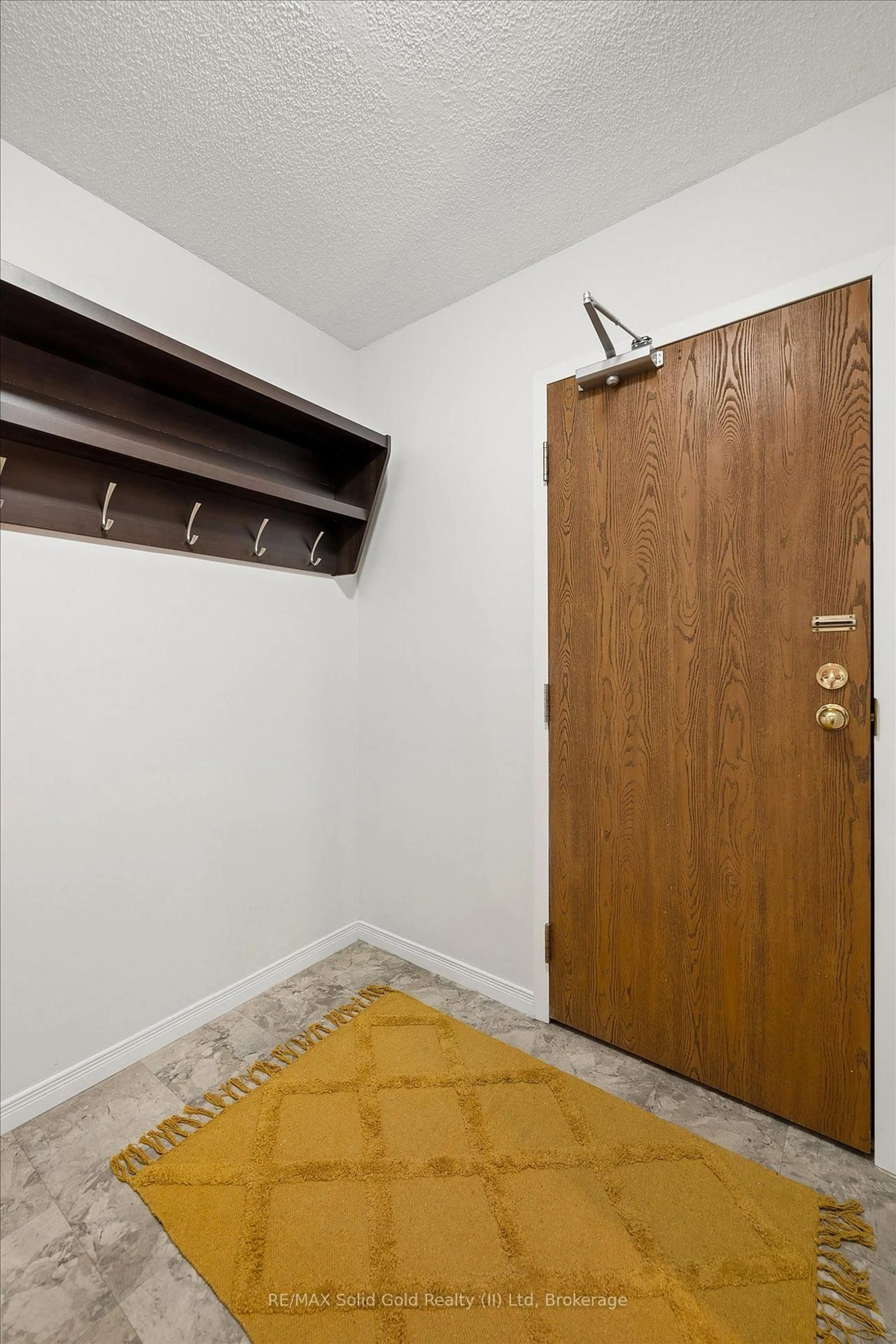 Indoor entryway for 565 Greenfield Ave #912, Kitchener Ontario N2C 2P5