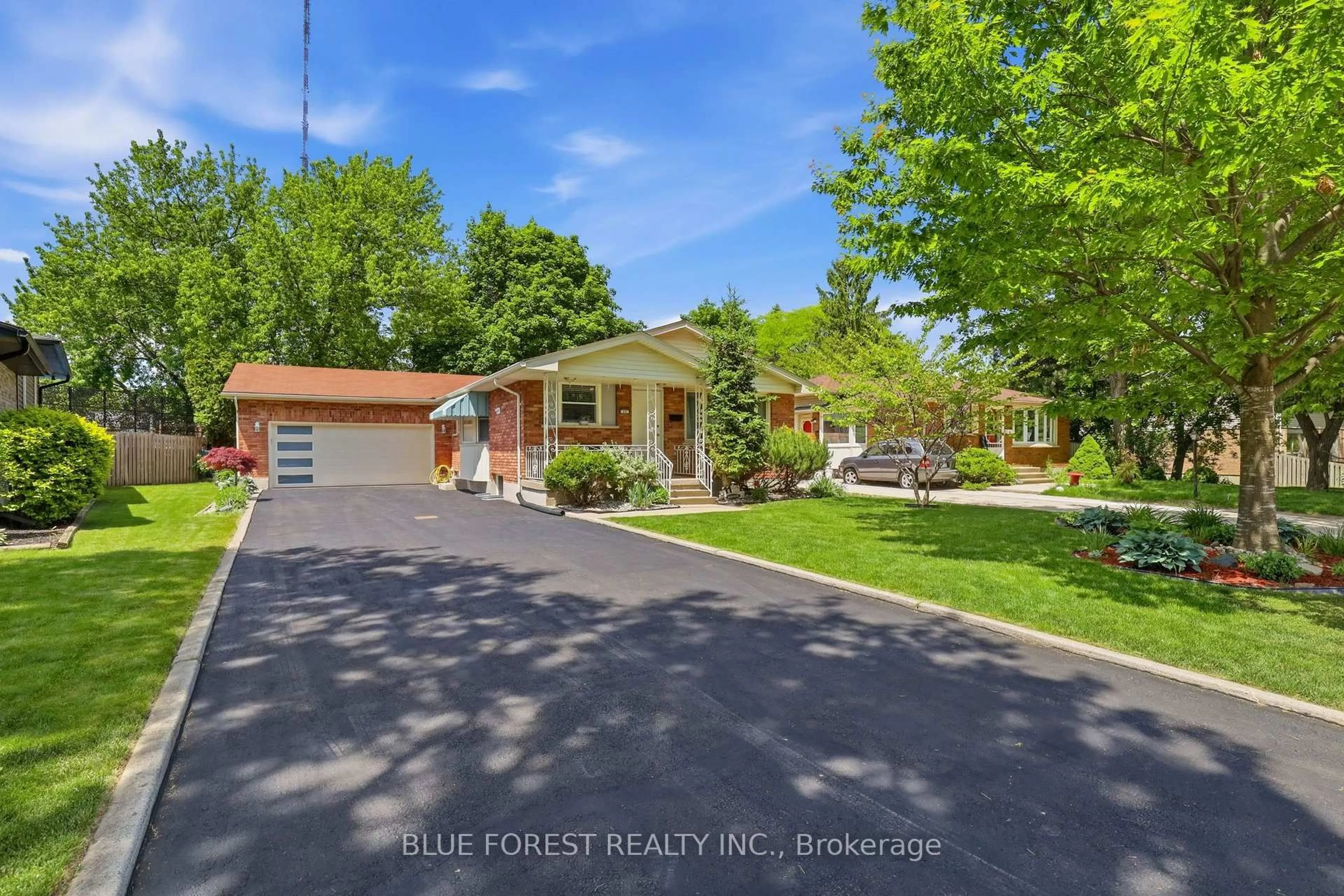 A pic from outside/outdoor area/front of a property/back of a property/a pic from drone, street for 11 Hillsborough Rd, London South Ontario N6J 2E7
