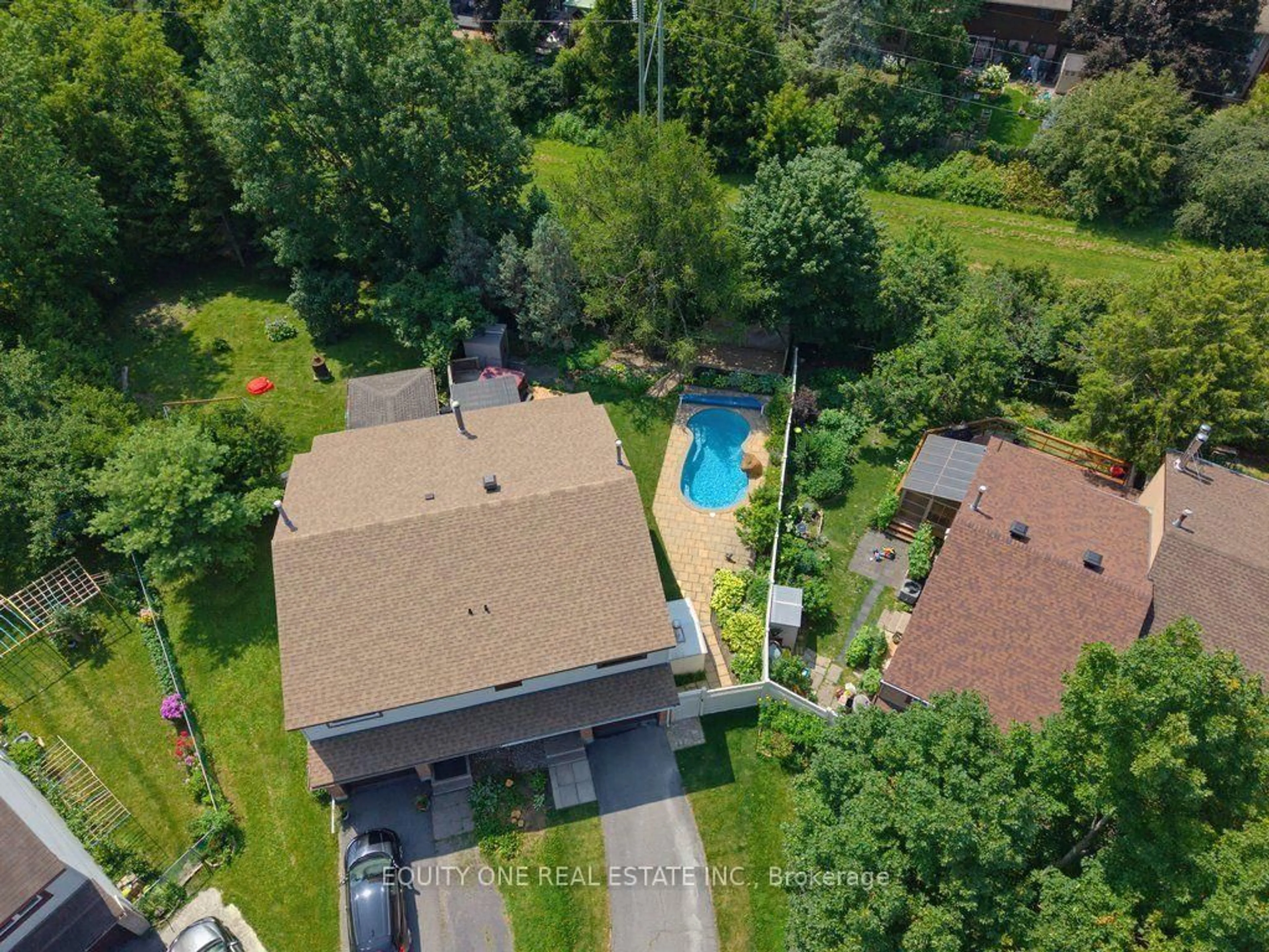A pic from outside/outdoor area/front of a property/back of a property/a pic from drone, unknown for 3380 Uplands Dr, Ottawa Ontario K1V 0E3