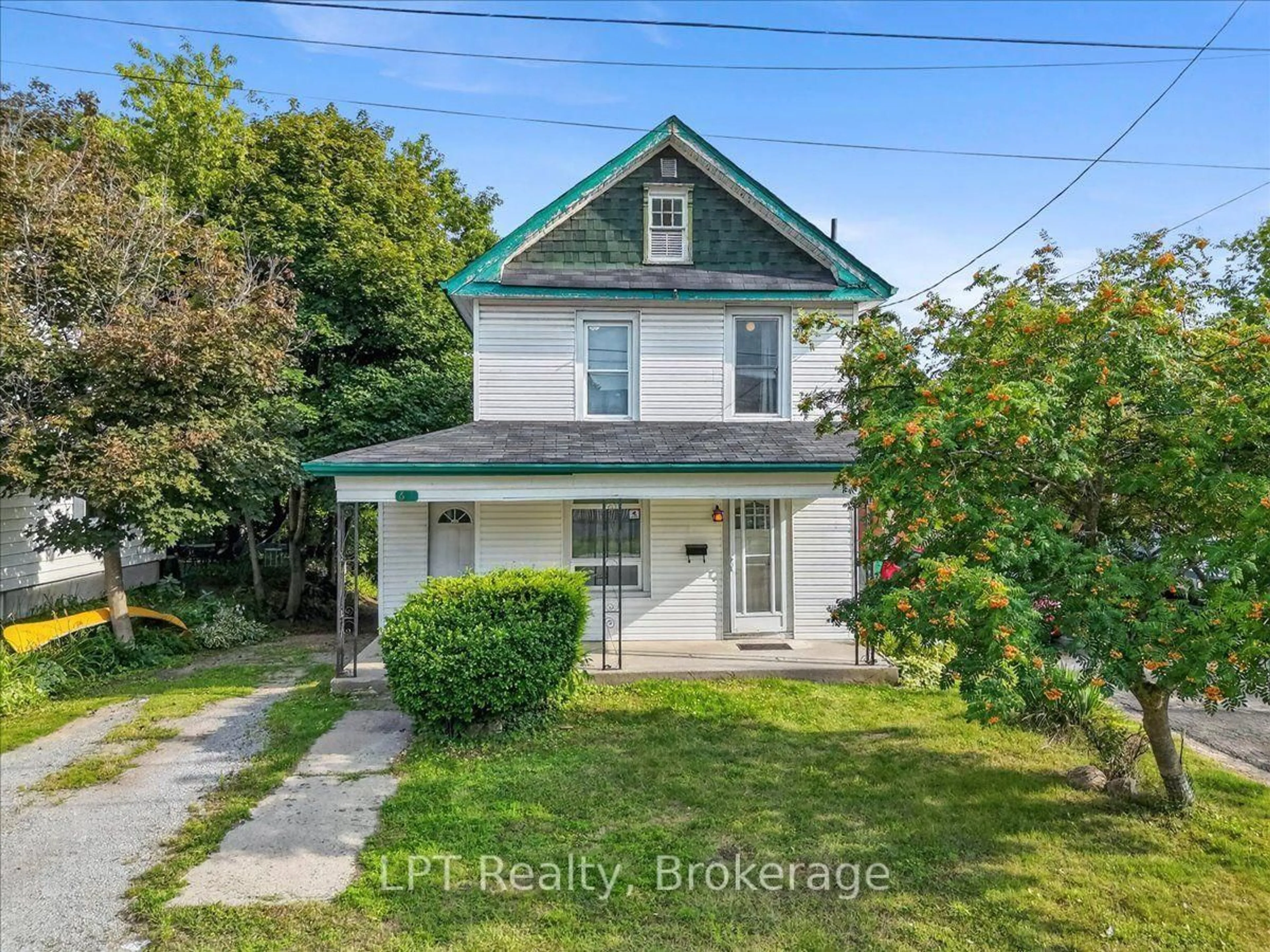 A pic from outside/outdoor area/front of a property/back of a property/a pic from drone, street for 611 Romaine St, Peterborough Ontario K9J 2E5