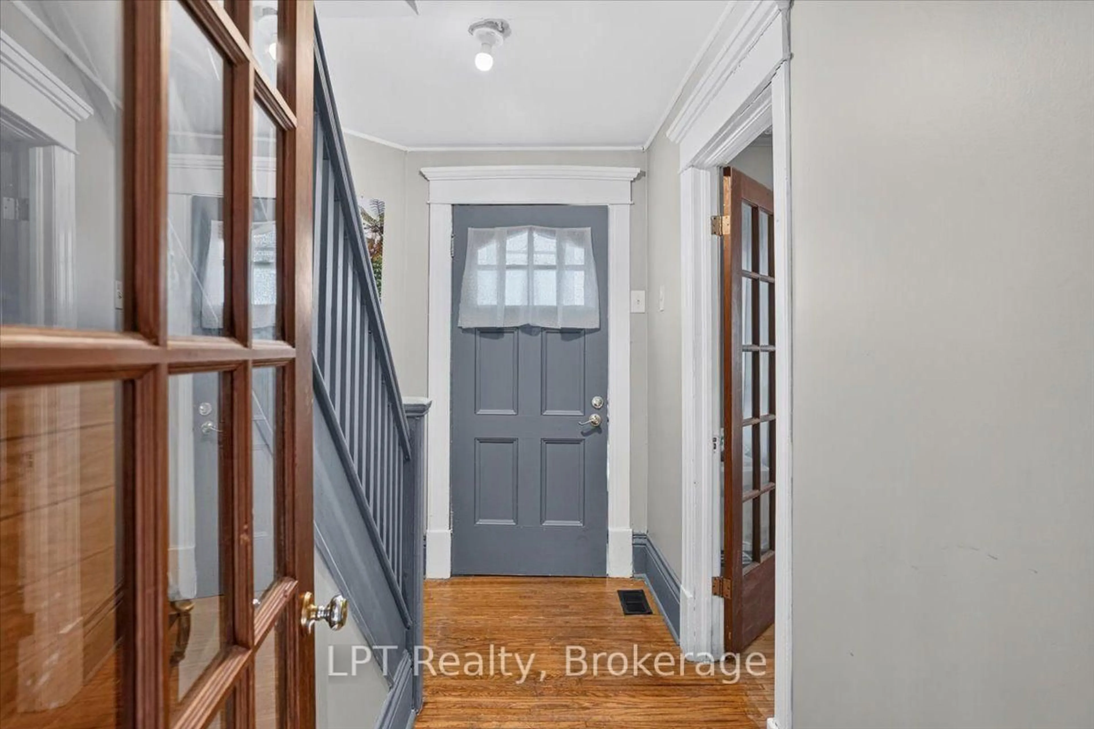 Indoor entryway for 611 Romaine St, Peterborough Ontario K9J 2E5