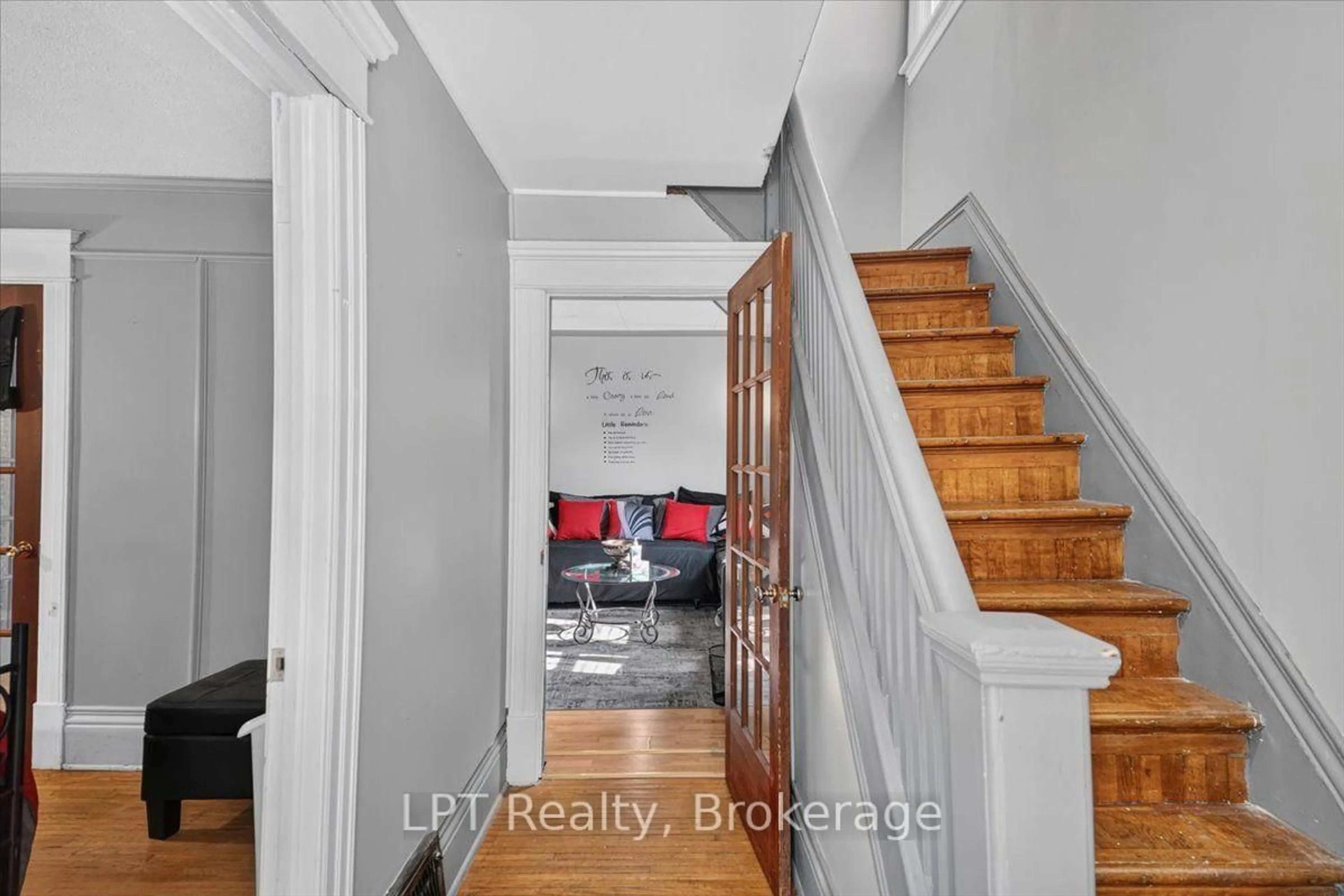 Indoor entryway for 611 Romaine St, Peterborough Ontario K9J 2E5