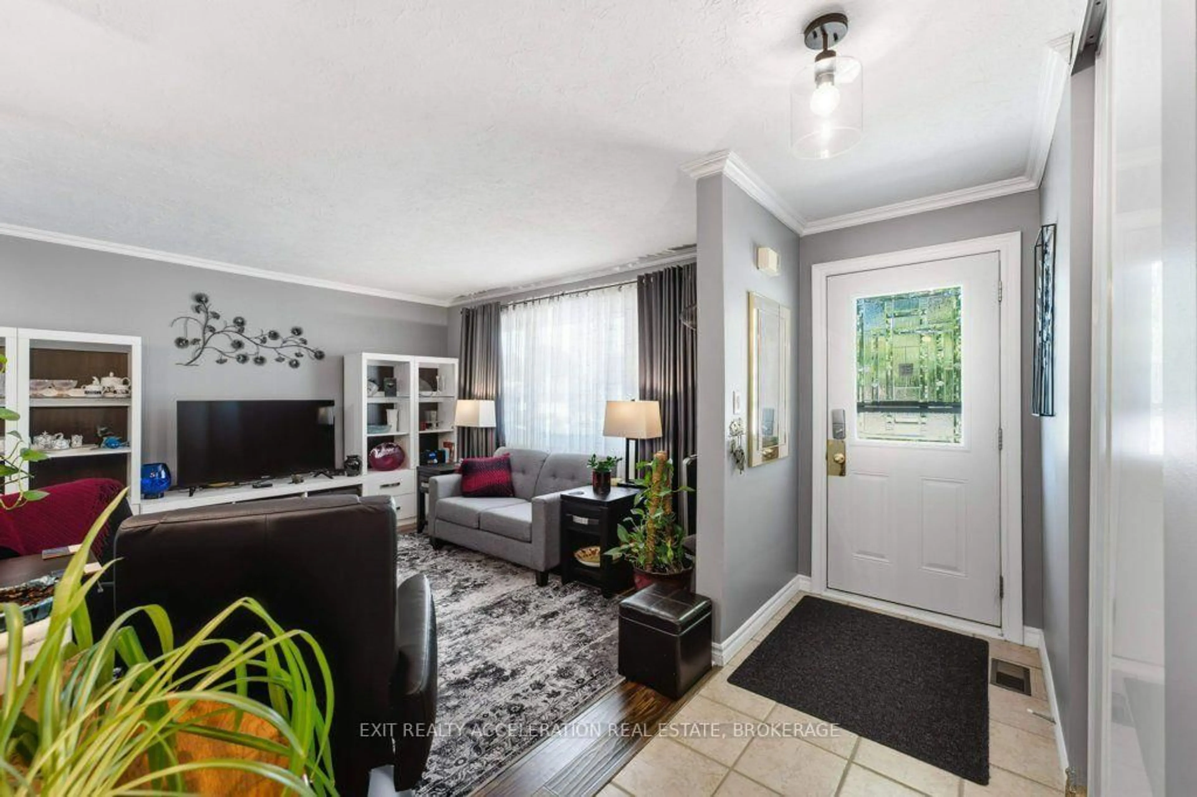 Indoor entryway for 210 Union St, Greater Napanee Ontario K7R 2W6