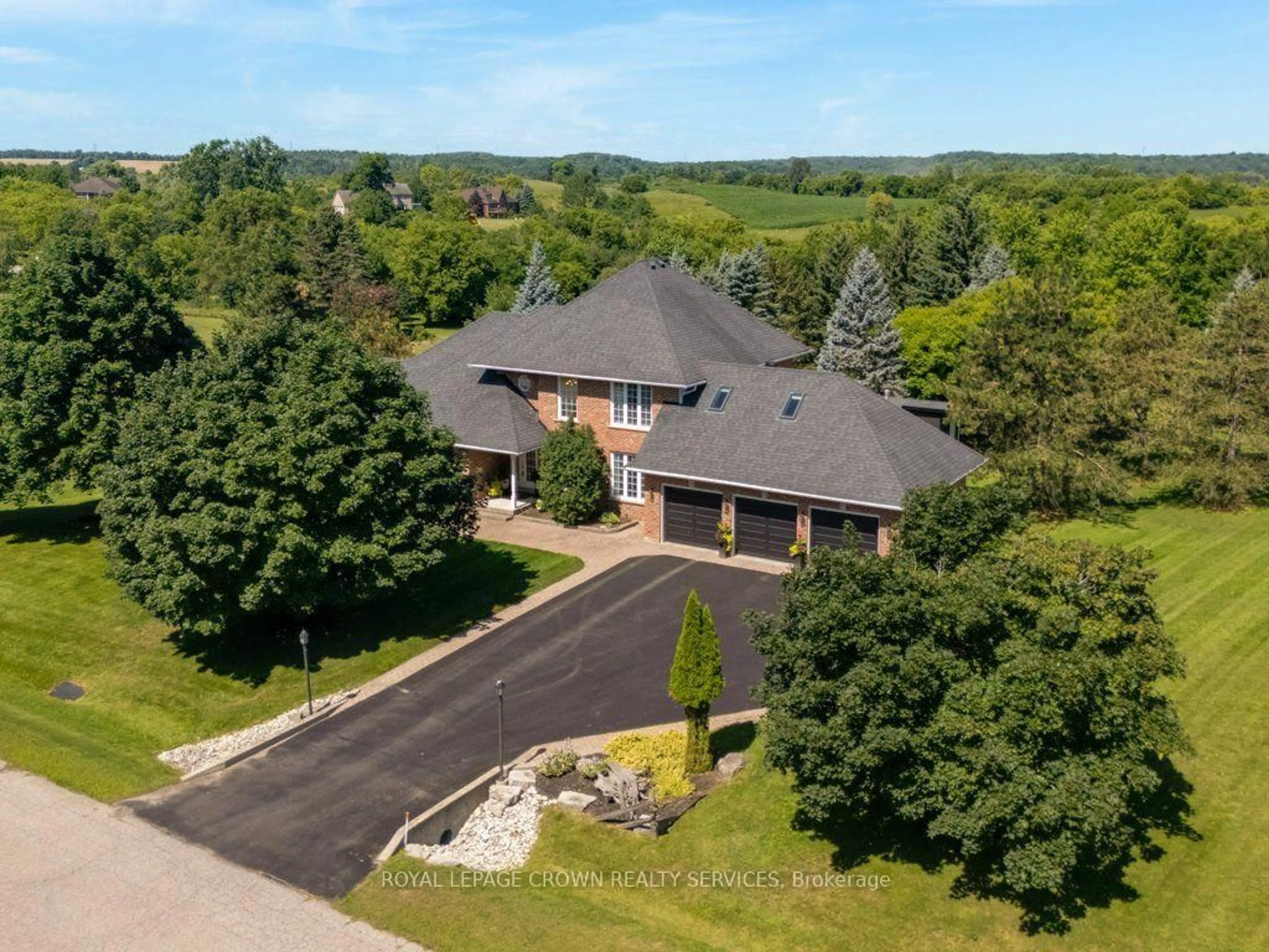 A pic from outside/outdoor area/front of a property/back of a property/a pic from drone, street for 216 Red Maple Crt, North Dumfries Ontario N1R 5S6