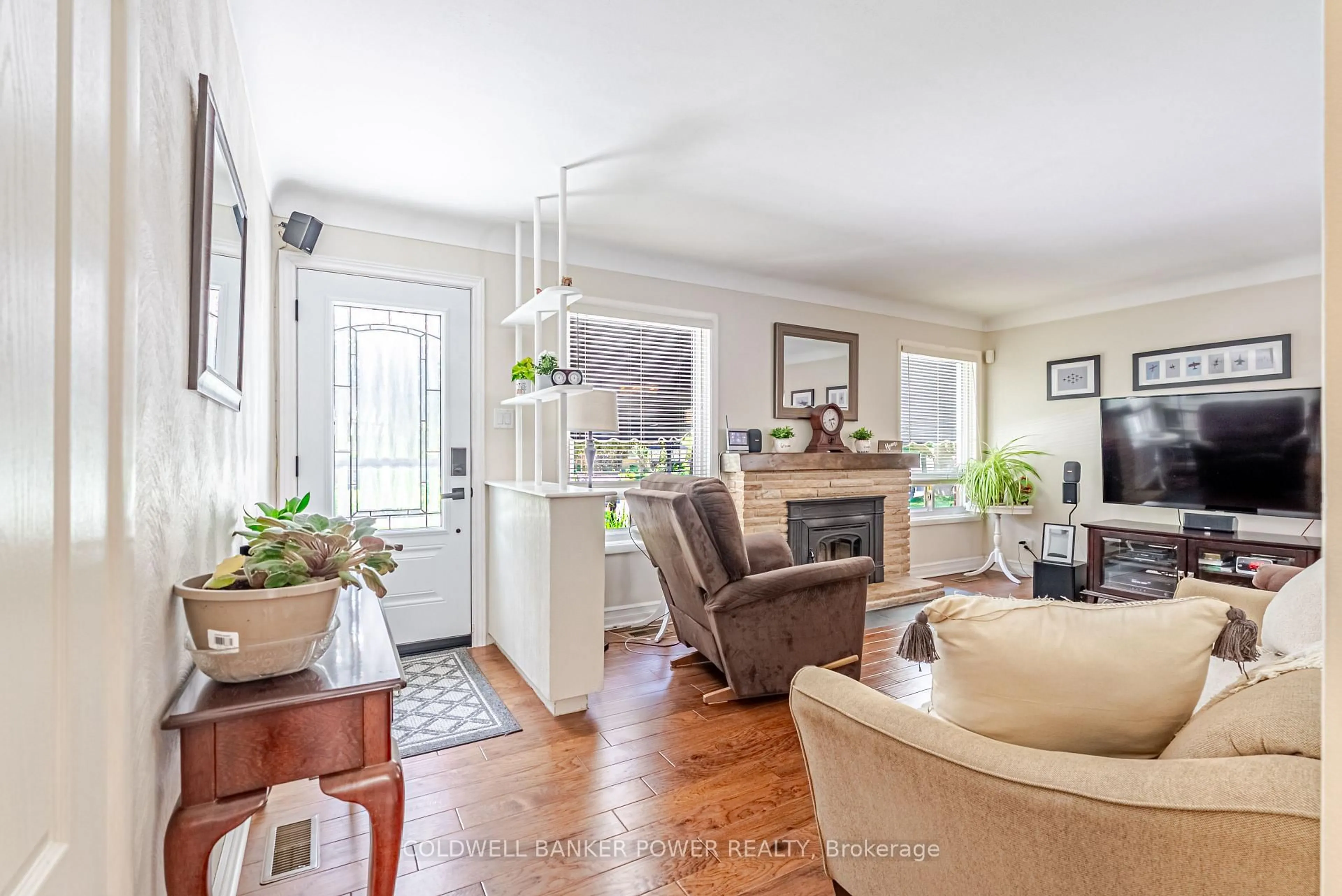 Living room with furniture, unknown for 468 Jellicoe Cres, London South Ontario N6K 2M5