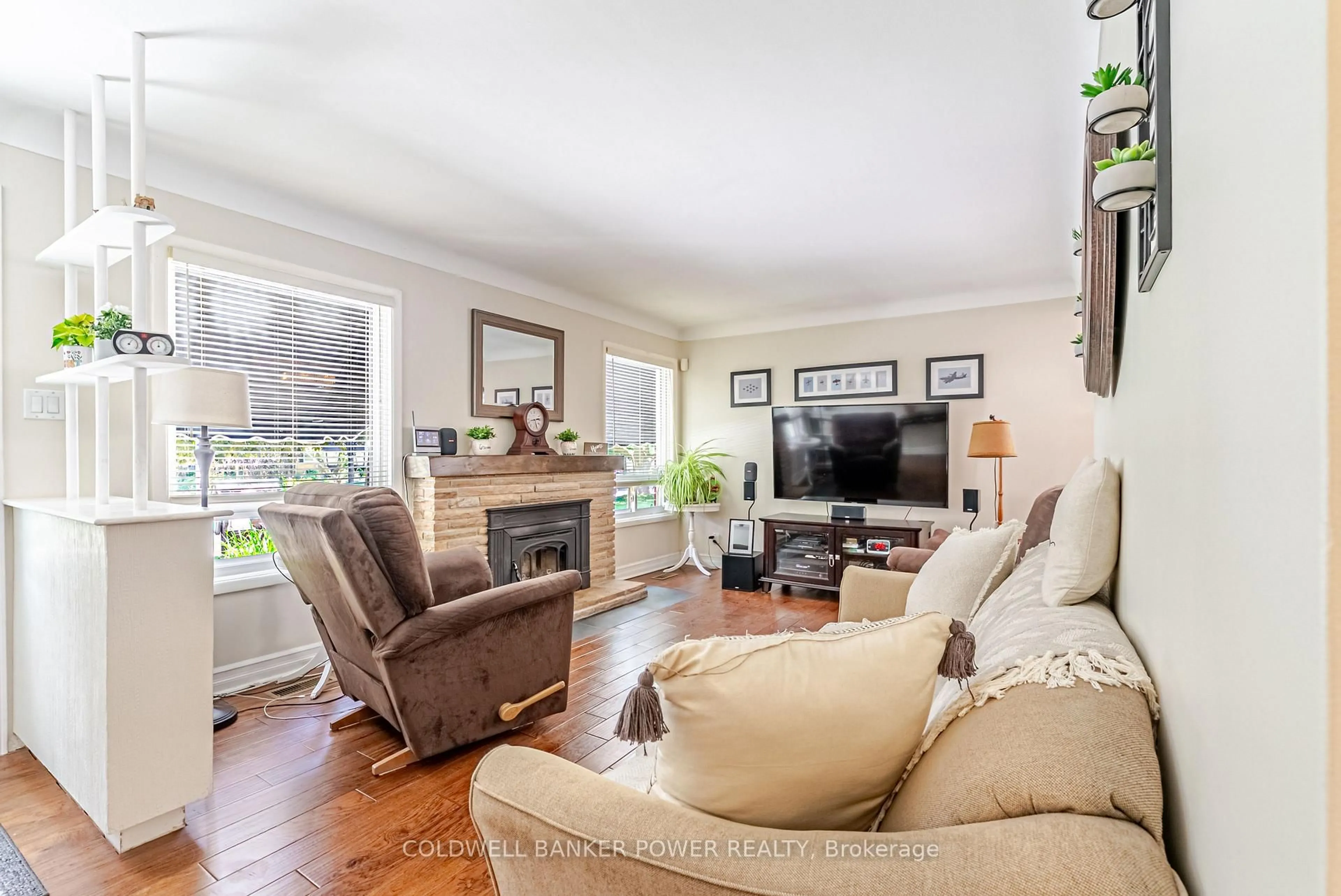 Living room with furniture, unknown for 468 Jellicoe Cres, London South Ontario N6K 2M5