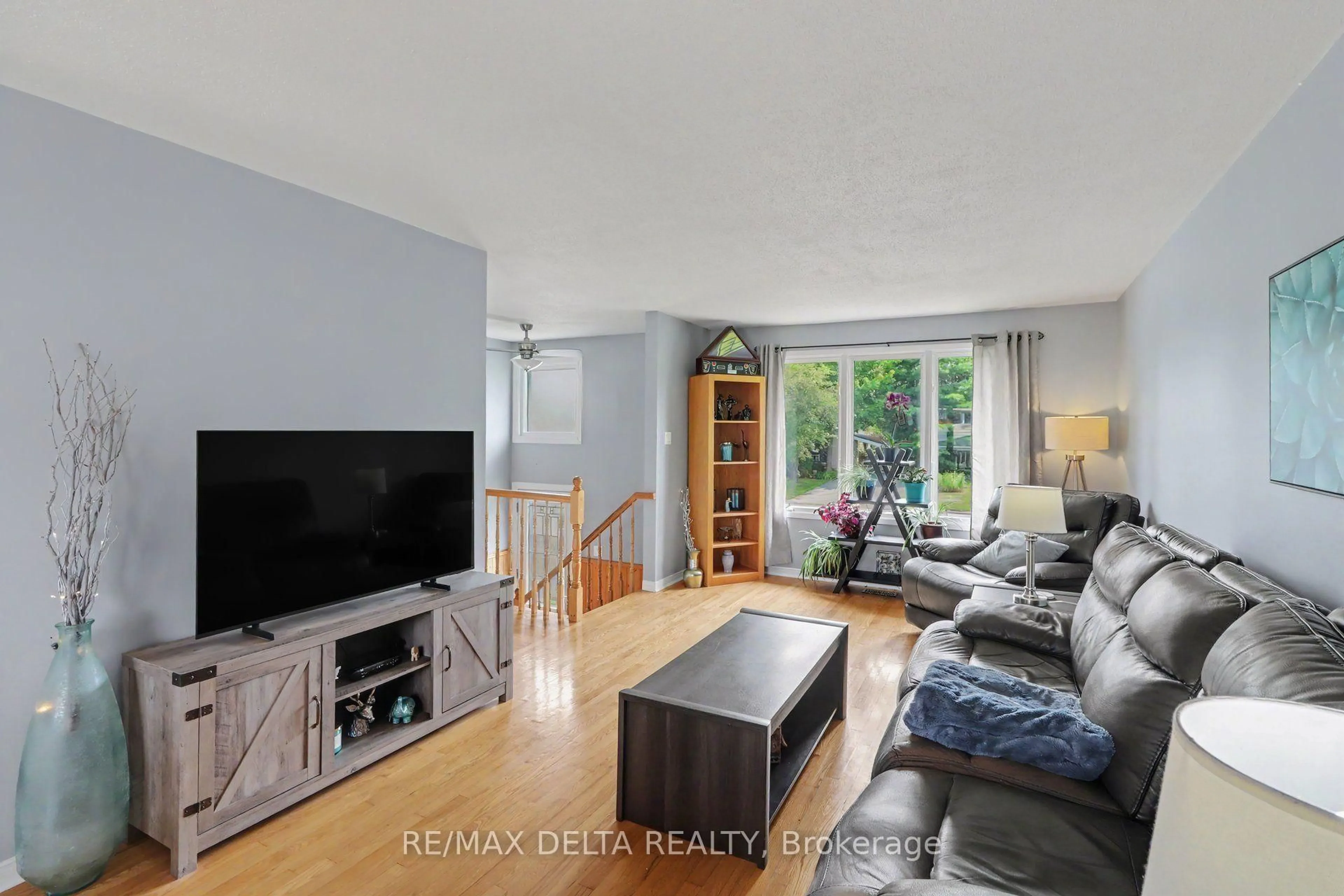 Living room with furniture, unknown for 331 Roxdale Ave, Ottawa Ontario K1E 1T9