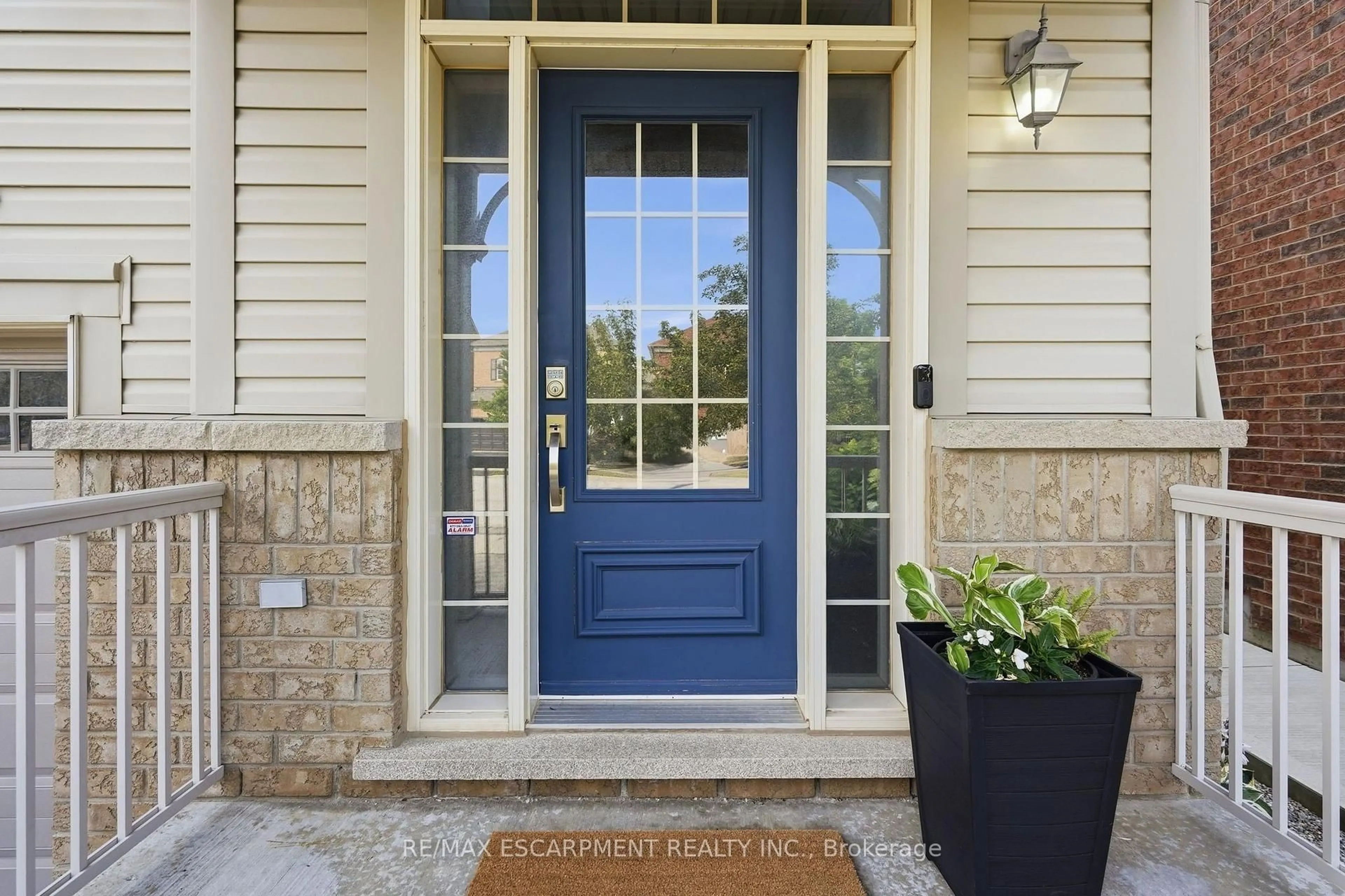 Indoor entryway for 221 Nisbet Blvd, Hamilton Ontario L8B 0S5