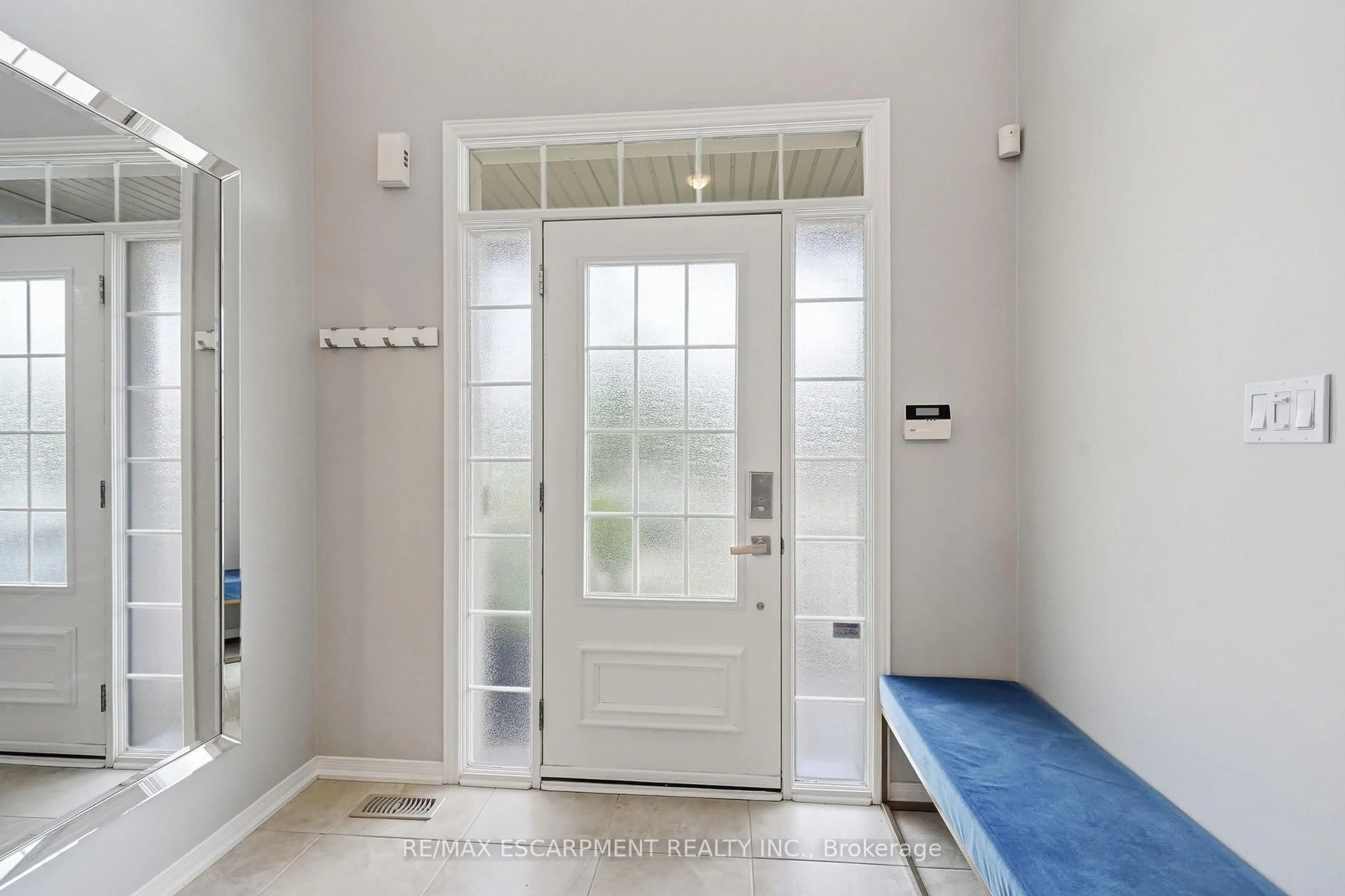 Indoor entryway for 221 Nisbet Blvd, Hamilton Ontario L8B 0S5