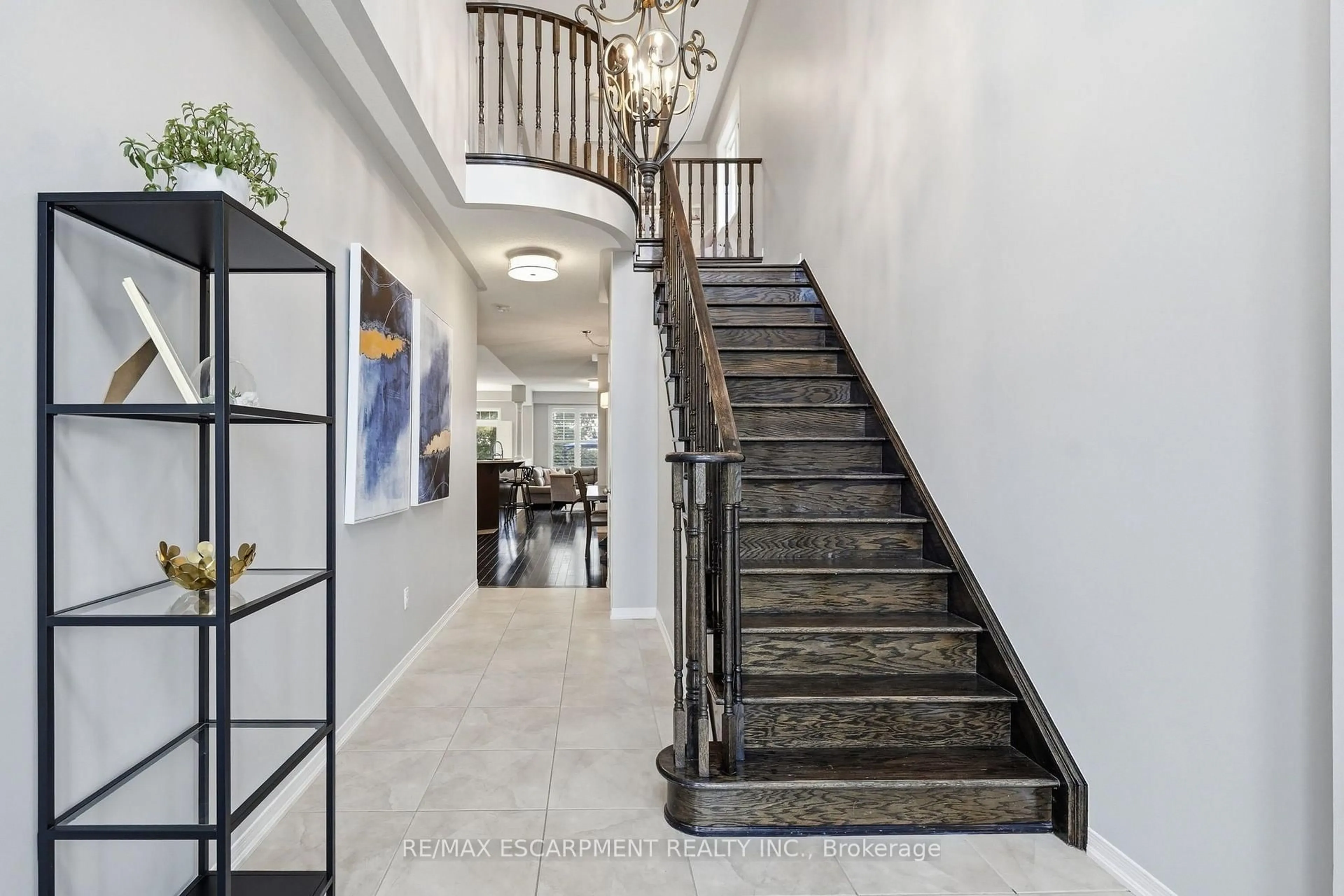 Indoor foyer for 221 Nisbet Blvd, Hamilton Ontario L8B 0S5