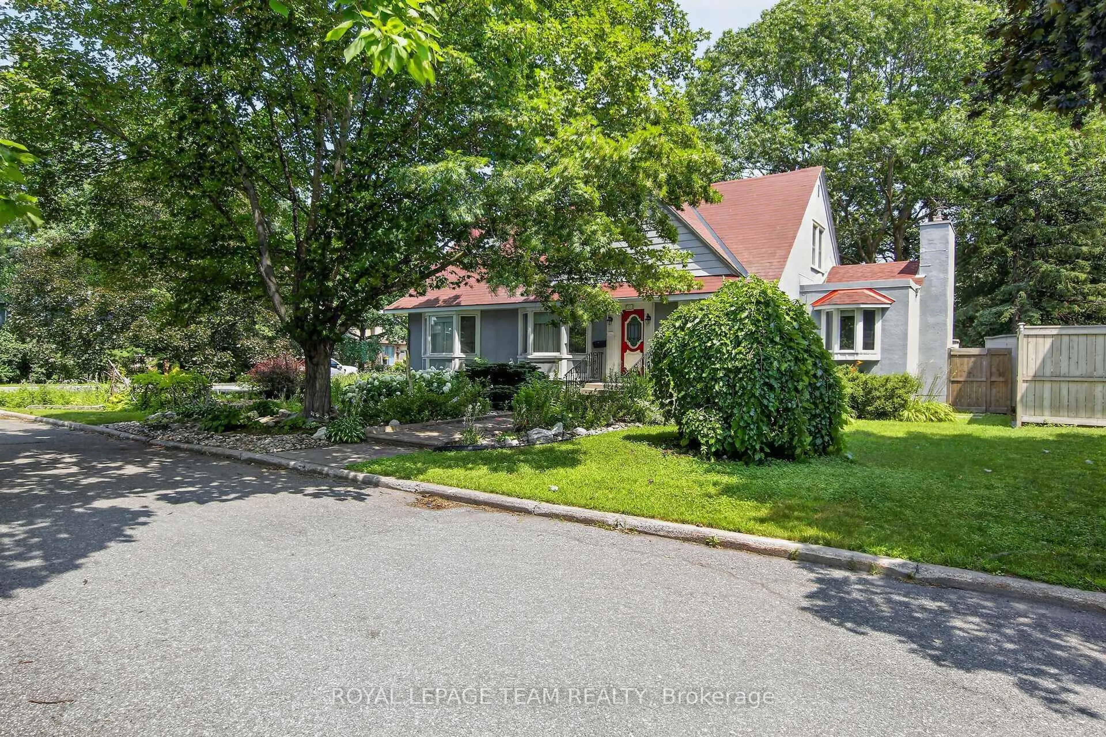 A pic from outside/outdoor area/front of a property/back of a property/a pic from drone, street for 961 Kingsmere Ave, Ottawa Ontario K2A 3K3