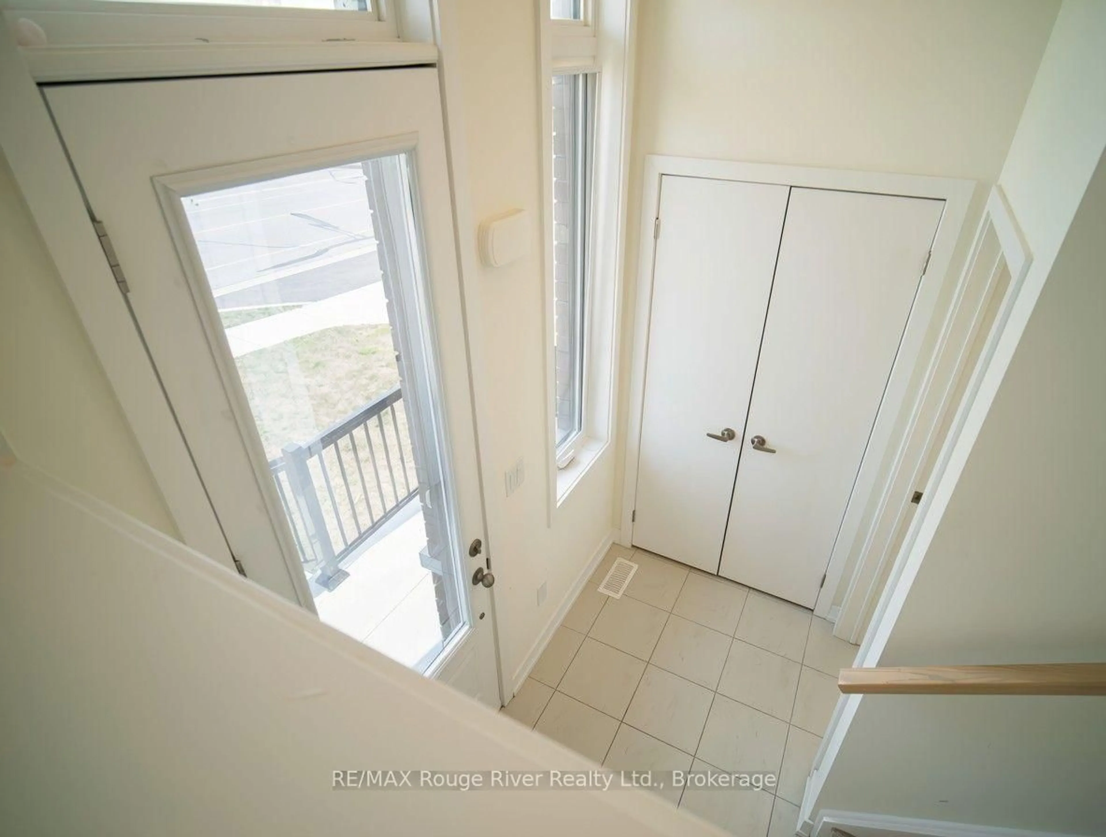 Indoor entryway for 160 Densmore Rd #19, Cobourg Ontario K9A 0X8