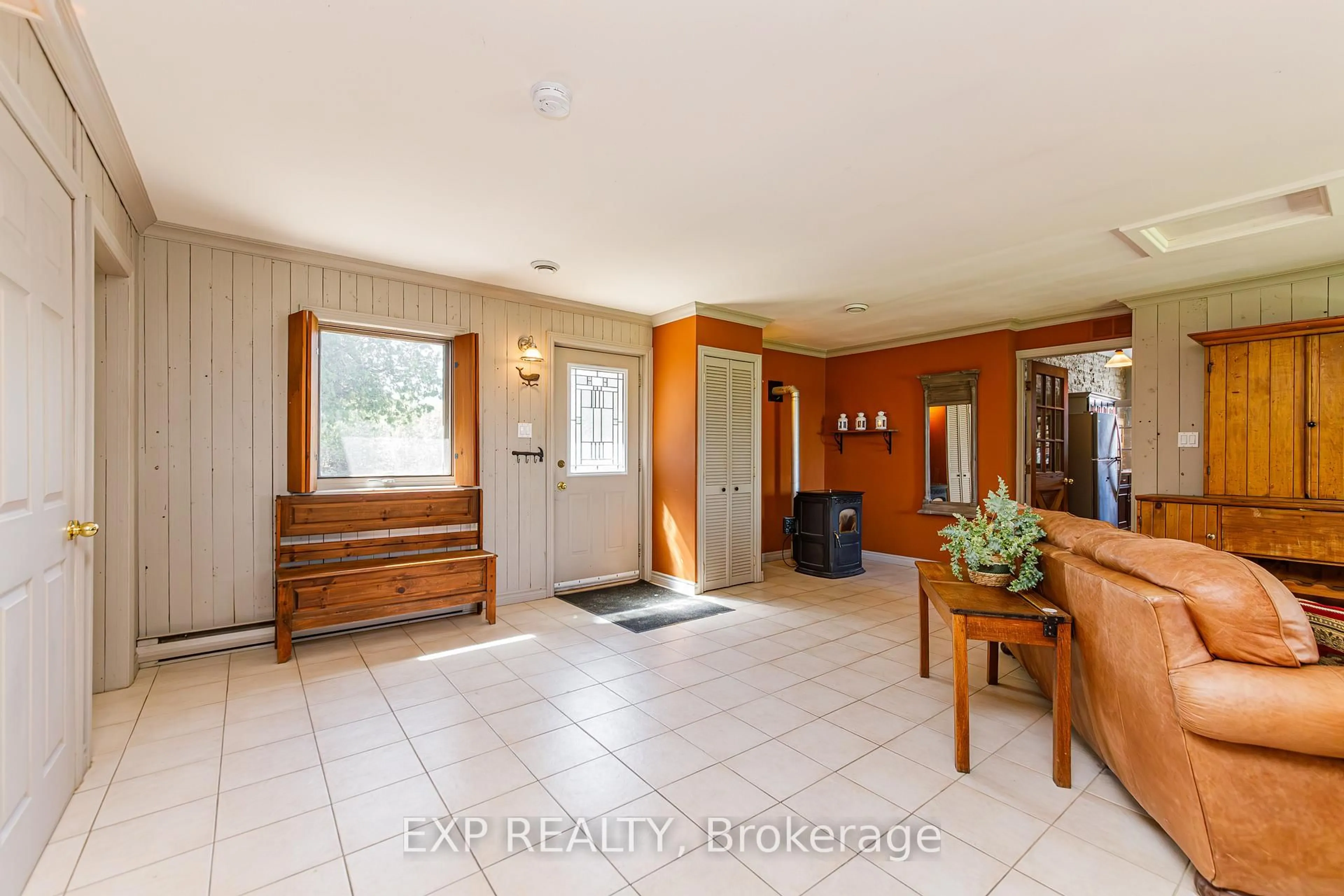 Indoor foyer for 616 Kidd Rd, Ashton Ontario K0A 1B0