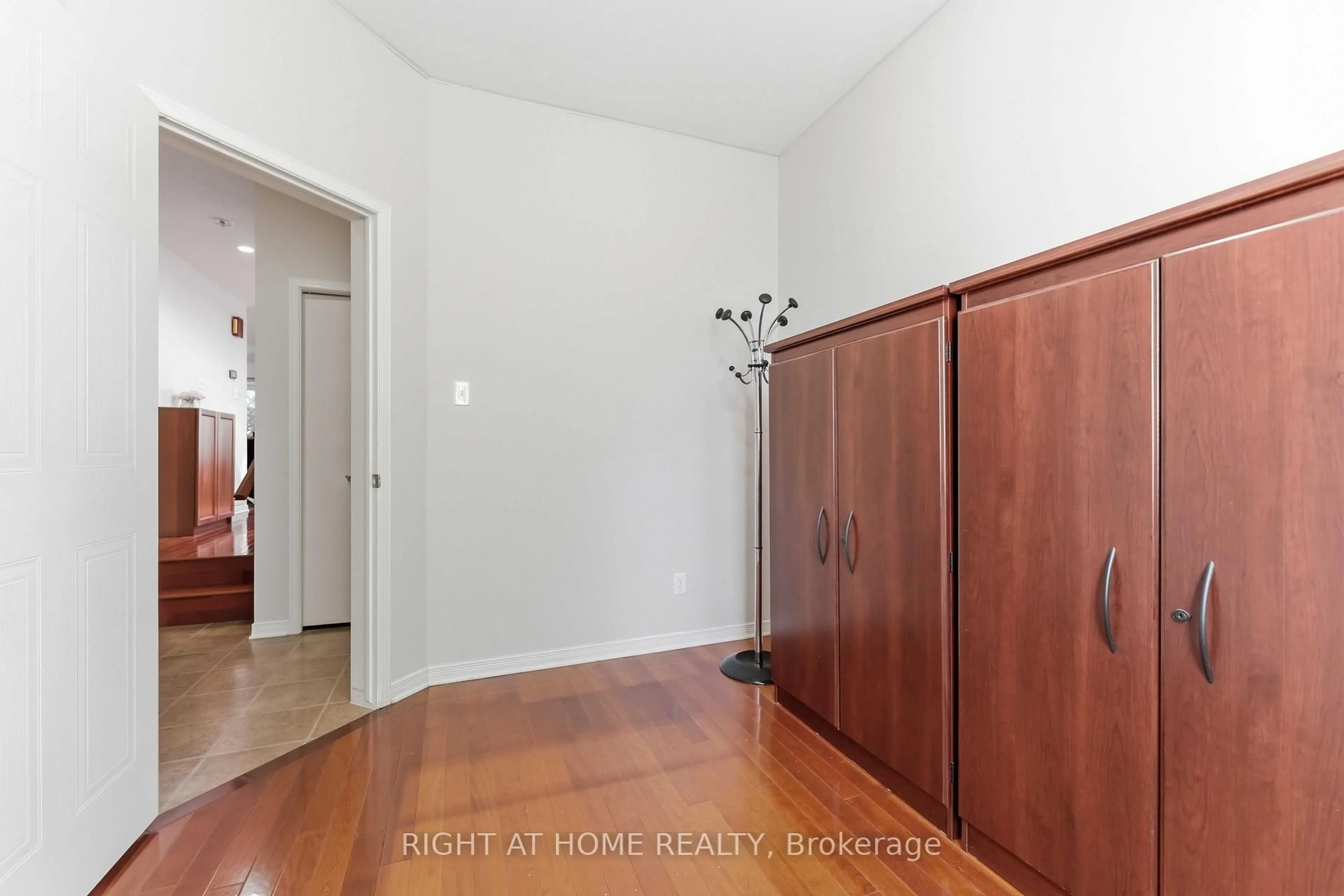 Indoor entryway for 259 Sorento St, Ottawa Ontario K2J 0B4