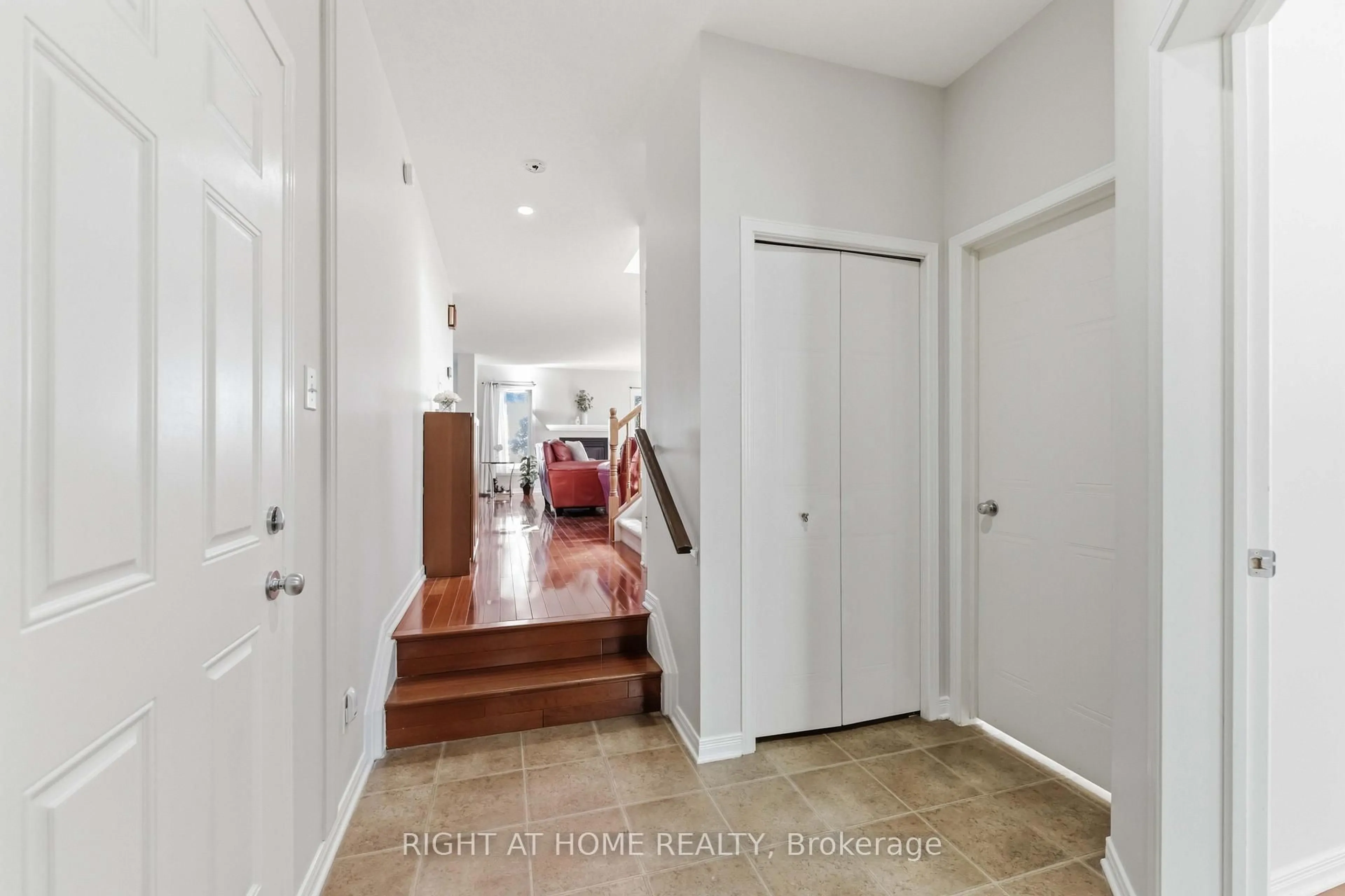 Indoor entryway for 259 Sorento St, Ottawa Ontario K2J 0B4