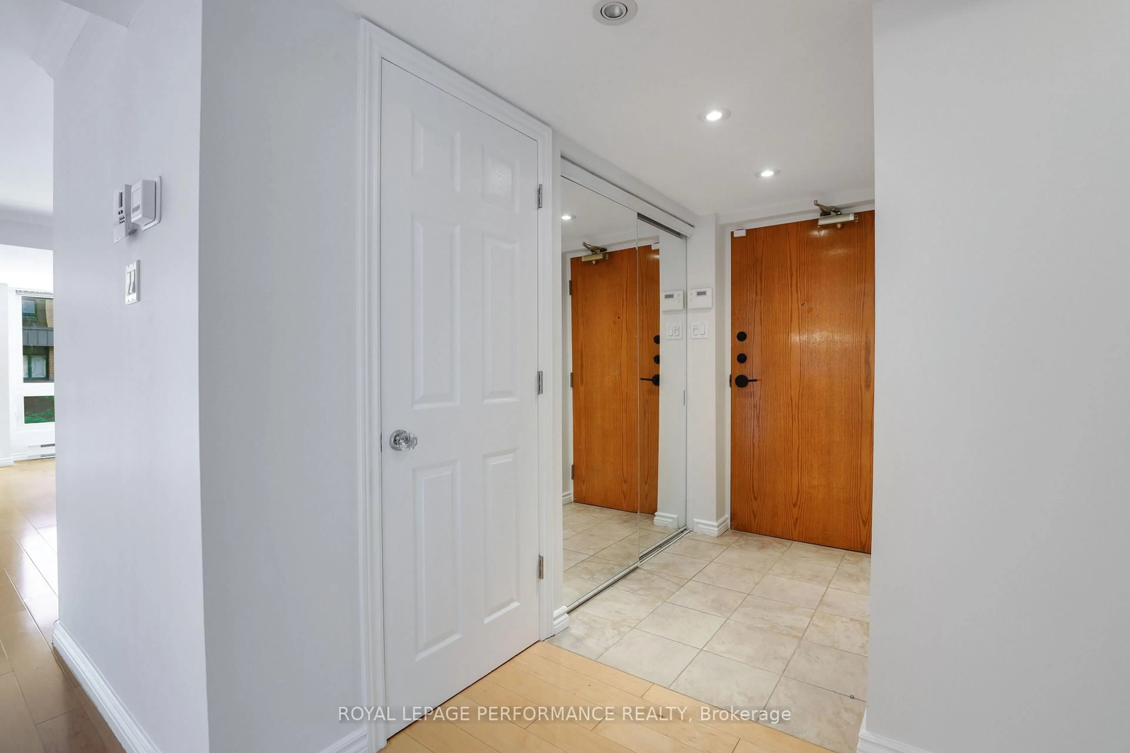 Indoor foyer for 130 Rideau Terr #4, Ottawa Ontario K1M 0Z2