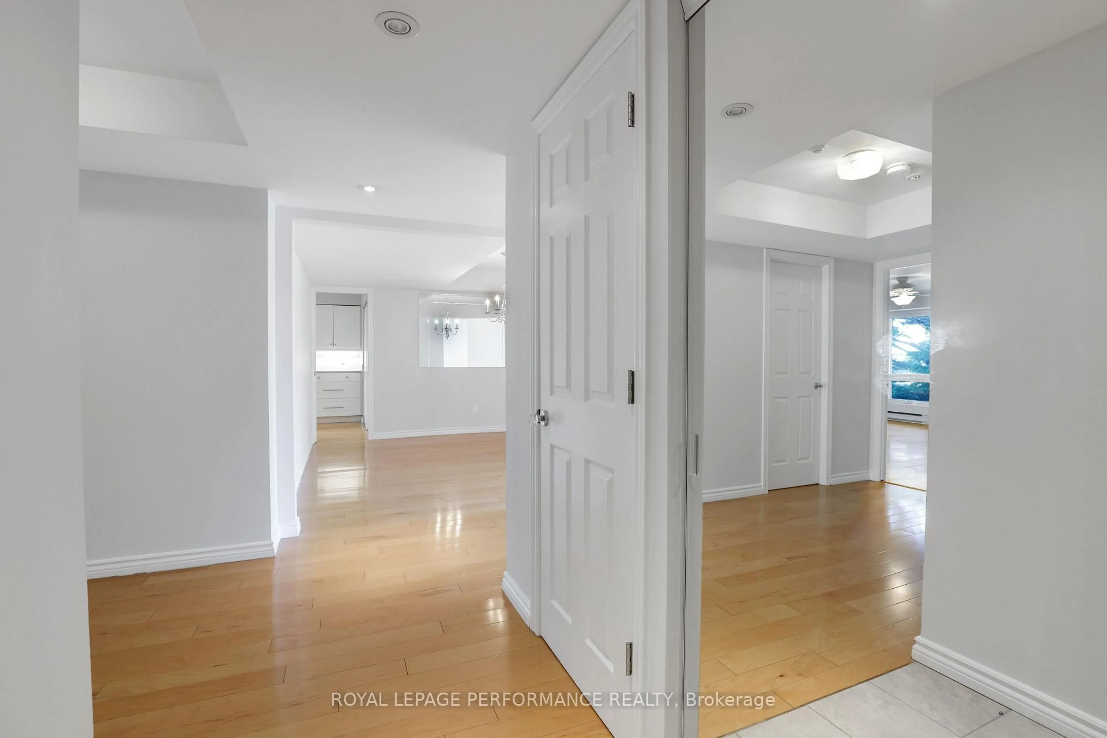 Indoor entryway for 130 Rideau Terr #4, Ottawa Ontario K1M 0Z2