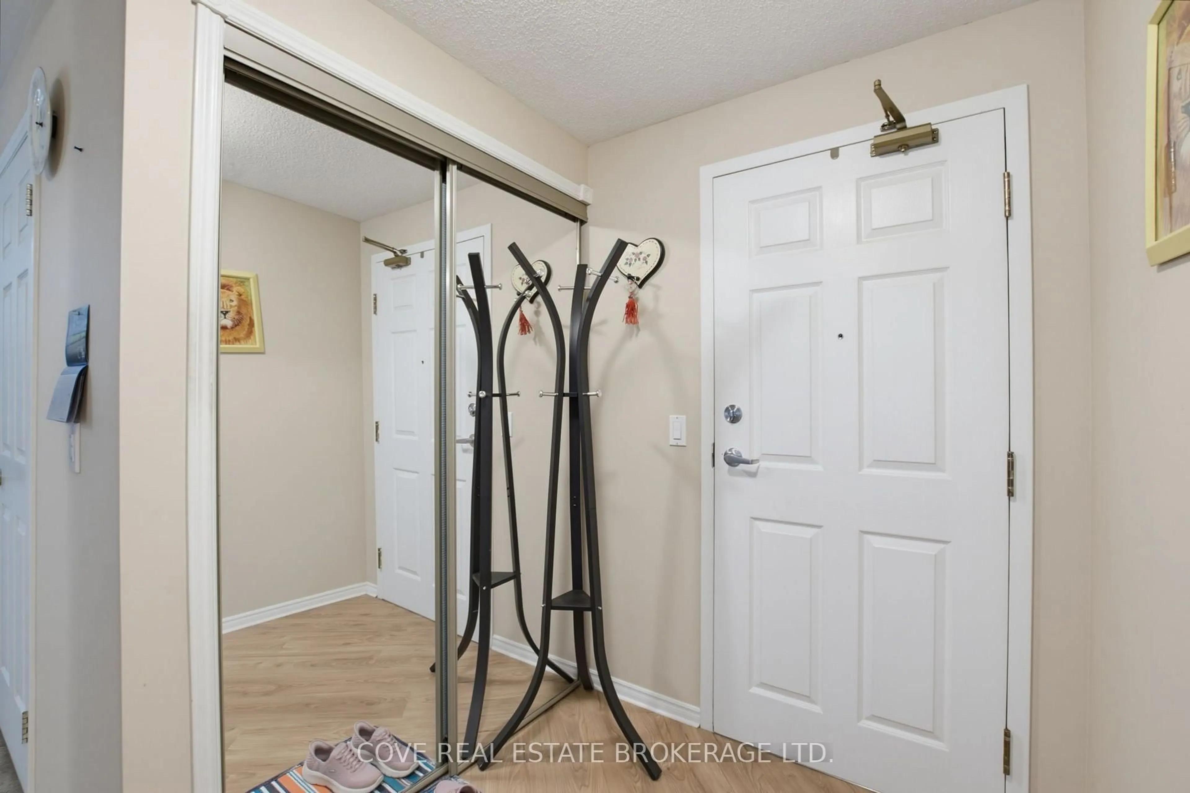 Indoor entryway for 511 Gainsborough Rd #203, London North Ontario N6G 4Z5