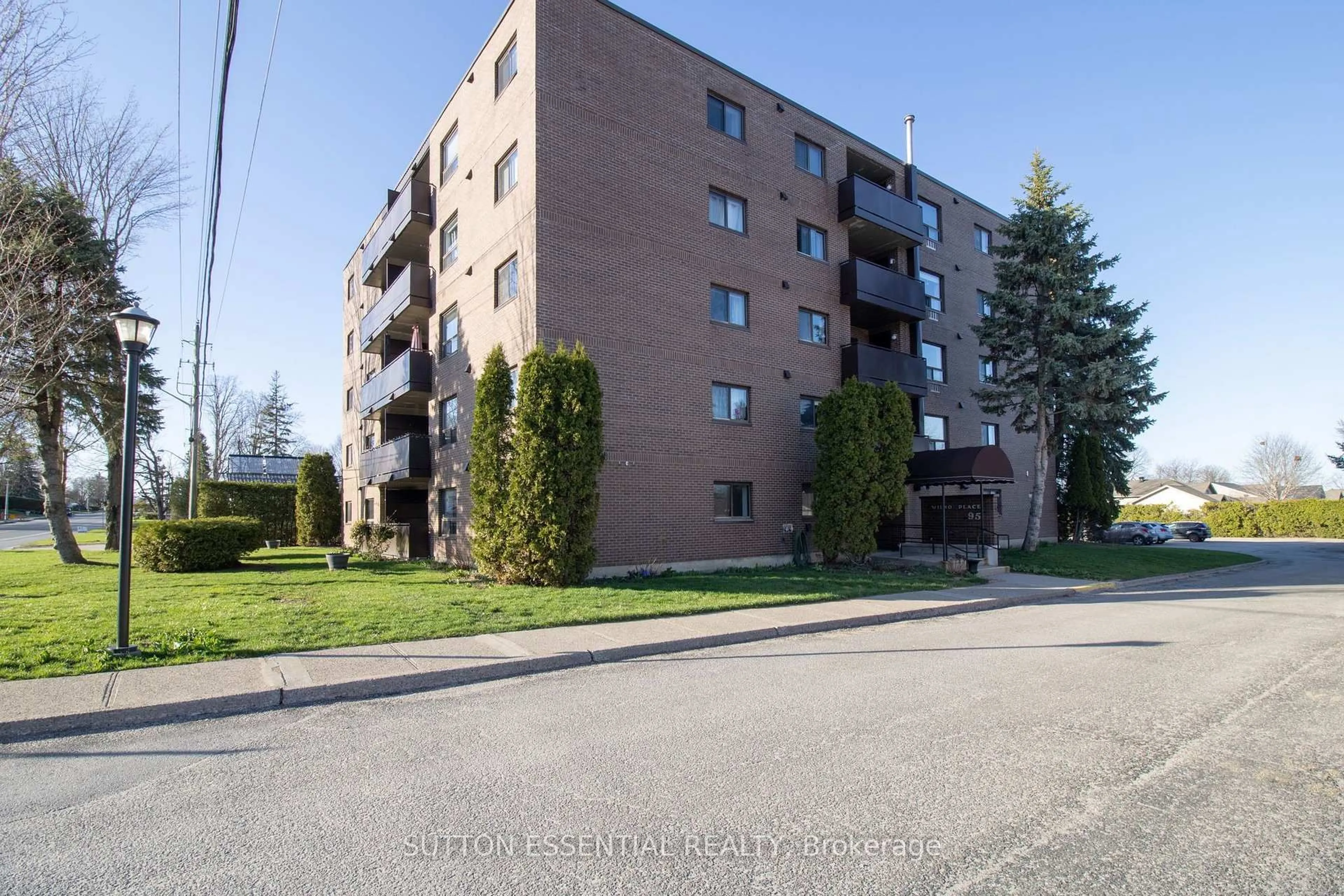 Patio, street for 95 Windsor Dr #104, Brockville Ontario K6V 3H7