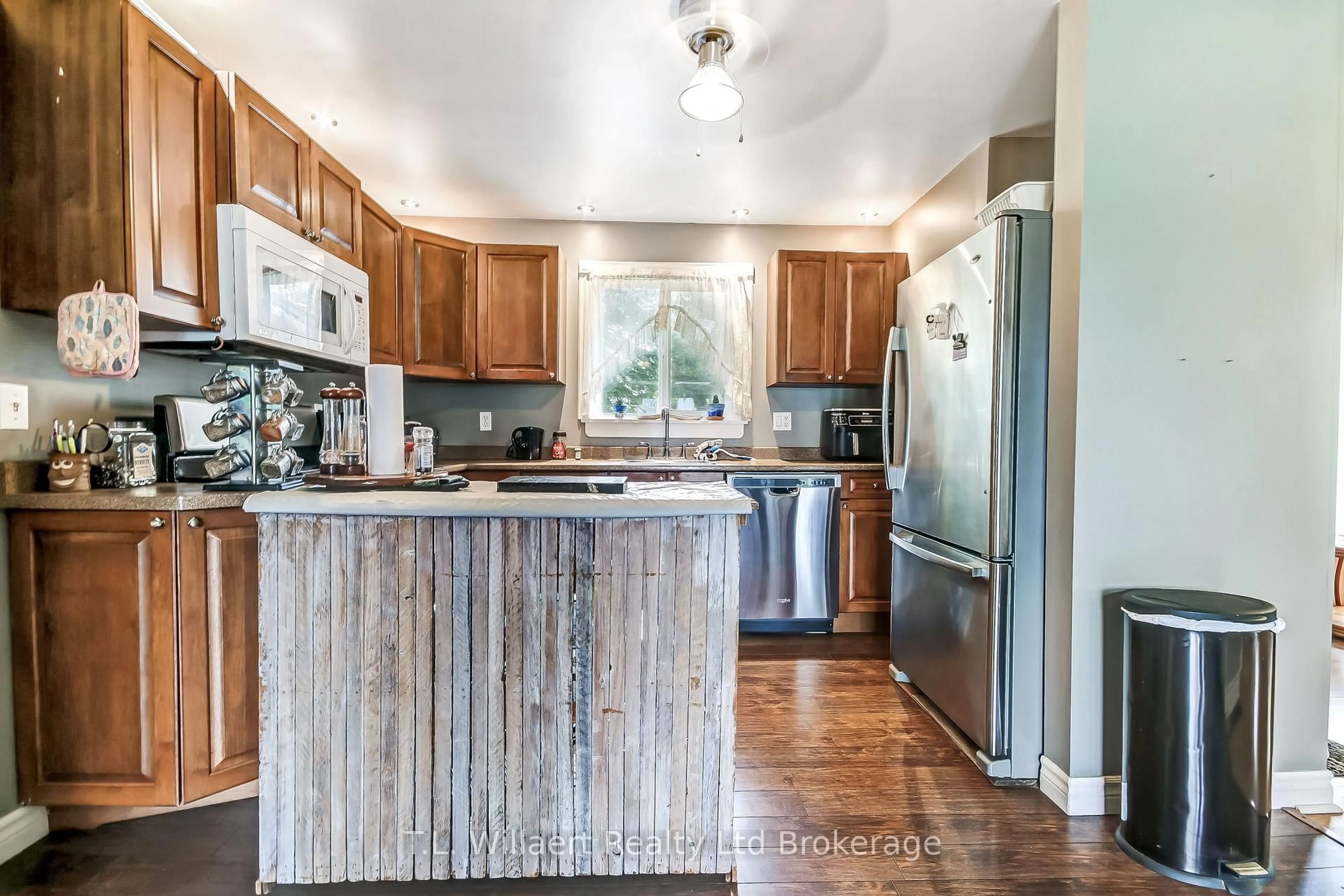 Open concept kitchen, wood/laminate floor for 159 Main St, Norfolk Ontario N0J 1E0