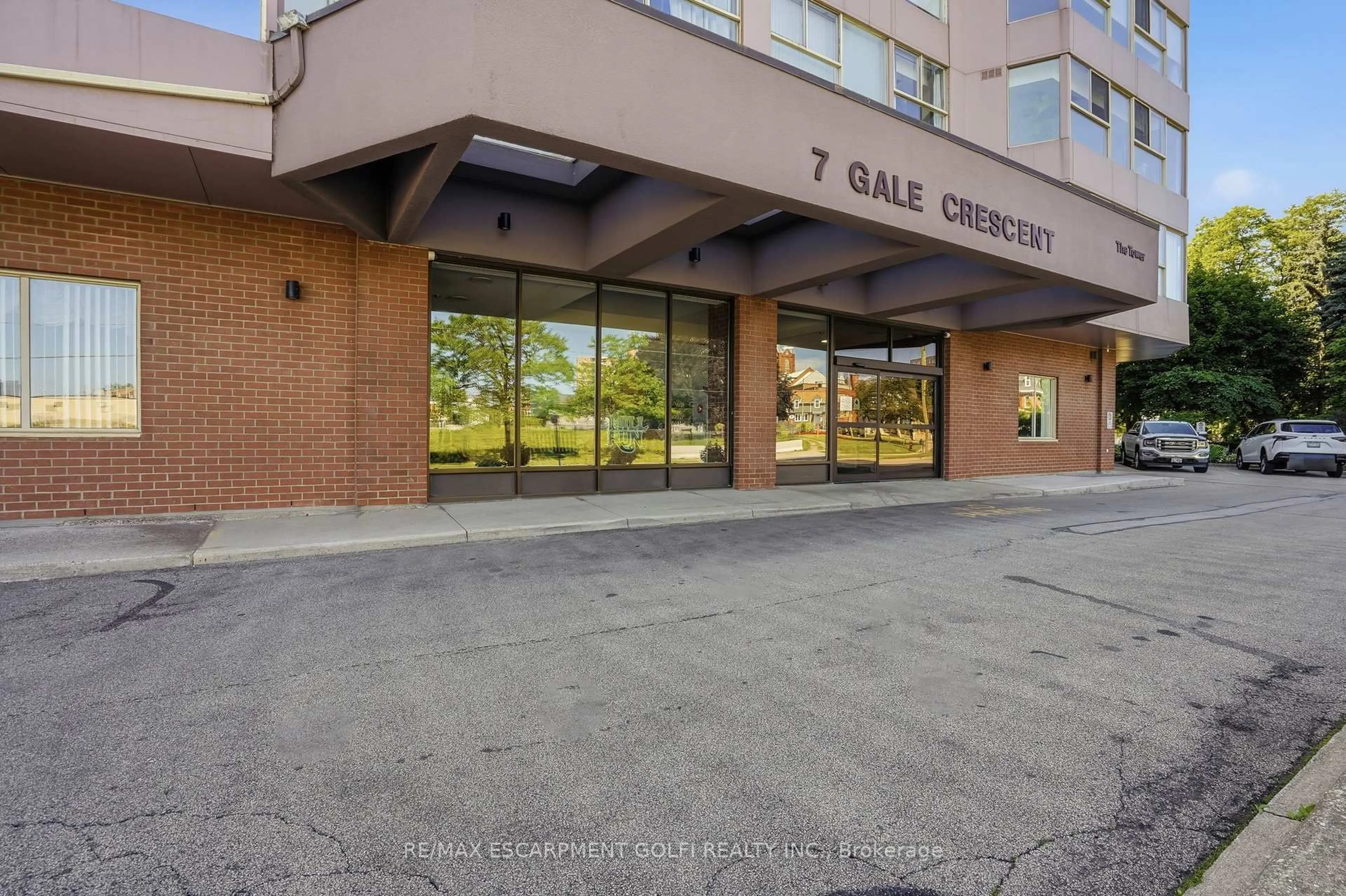 Indoor foyer for 7 Gale Cres #B3, St. Catharines Ontario L2M 7M8