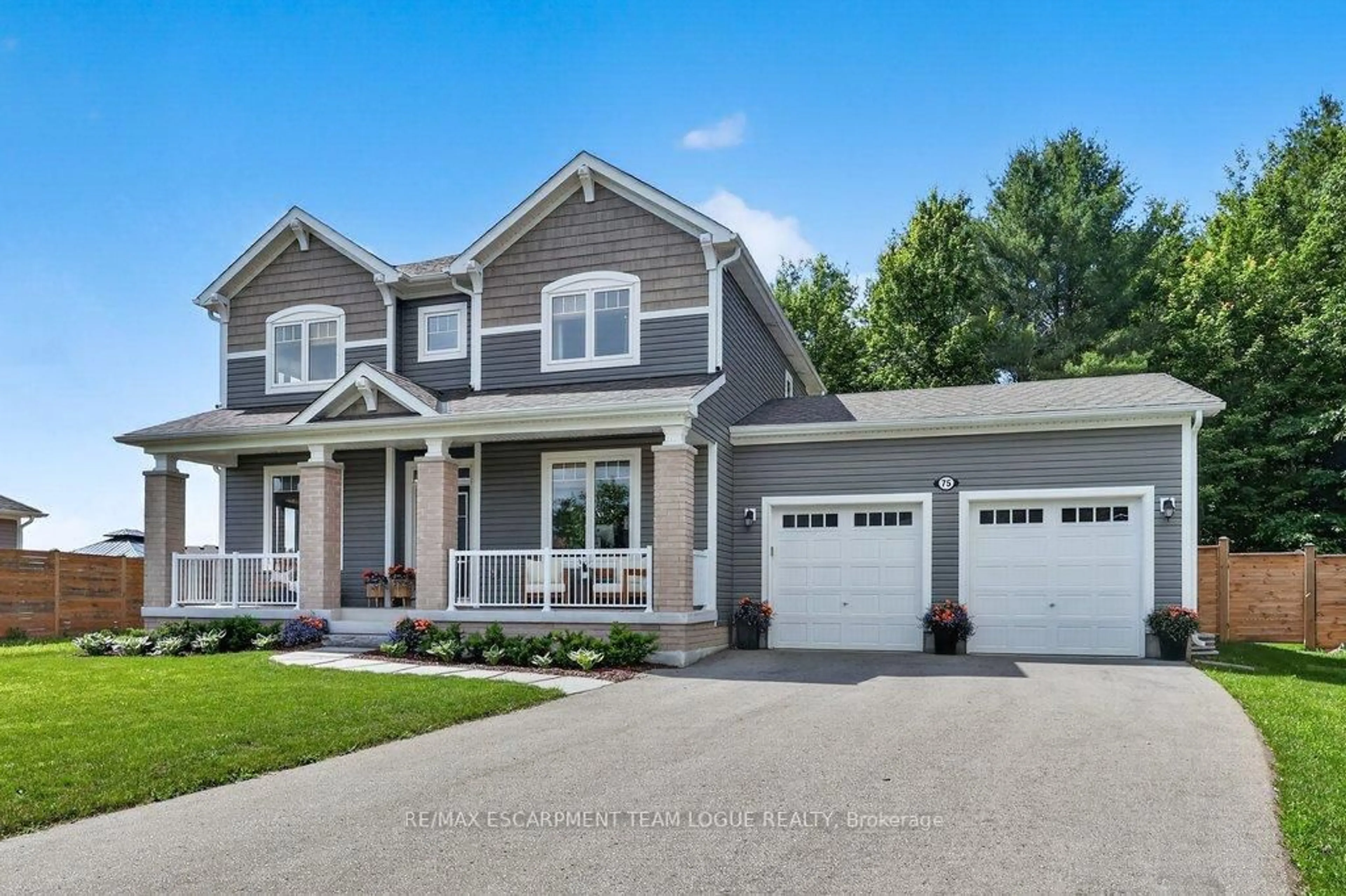 Home with vinyl exterior material, street for 75 Chambery St, Bracebridge Ontario P1L 0G2