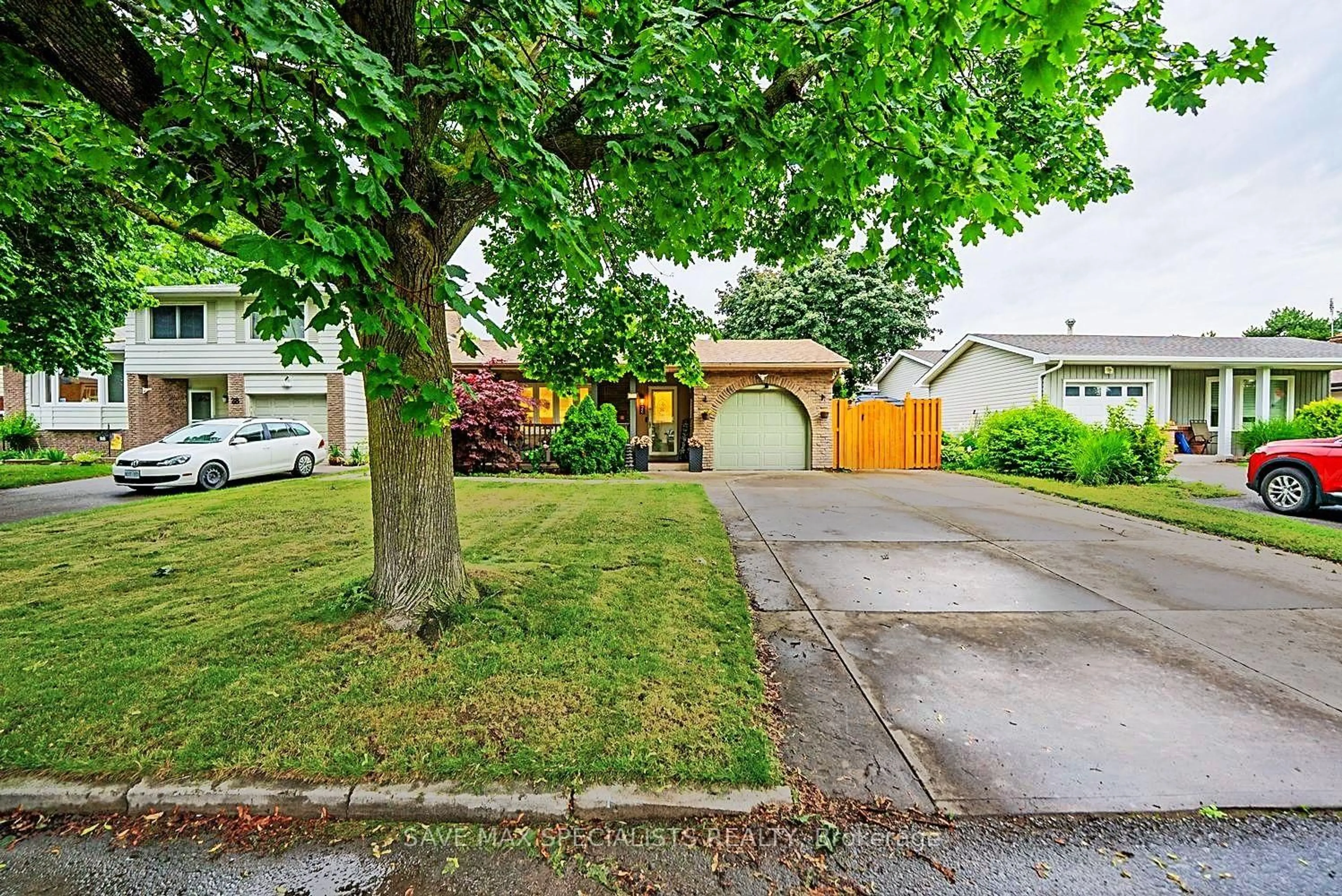 A pic from outside/outdoor area/front of a property/back of a property/a pic from drone, street for 26 Fairington Cres, St. Catharines Ontario L2N 5W3