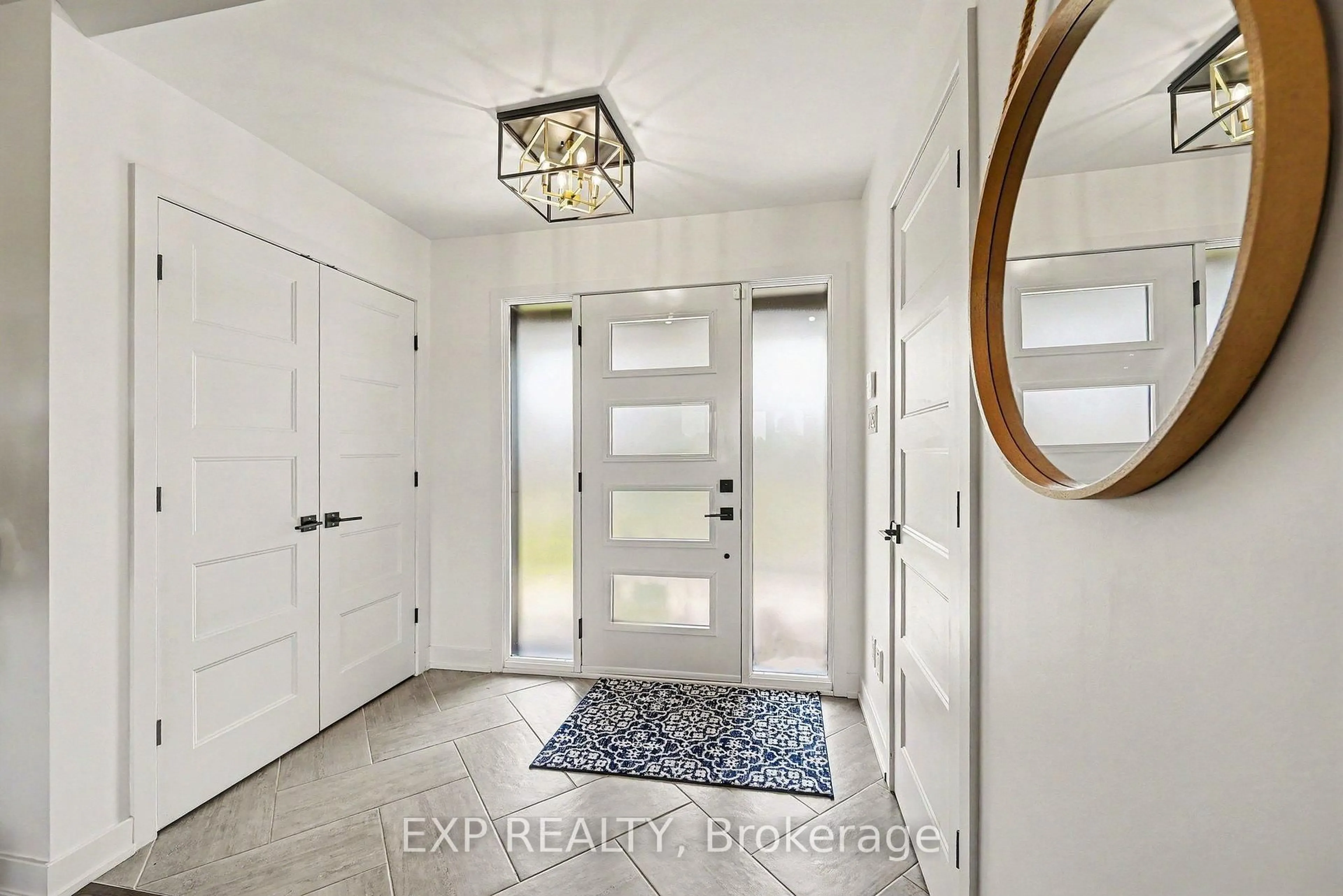 Indoor entryway for 306 Moisson St, Russell Ontario K0A 1W0