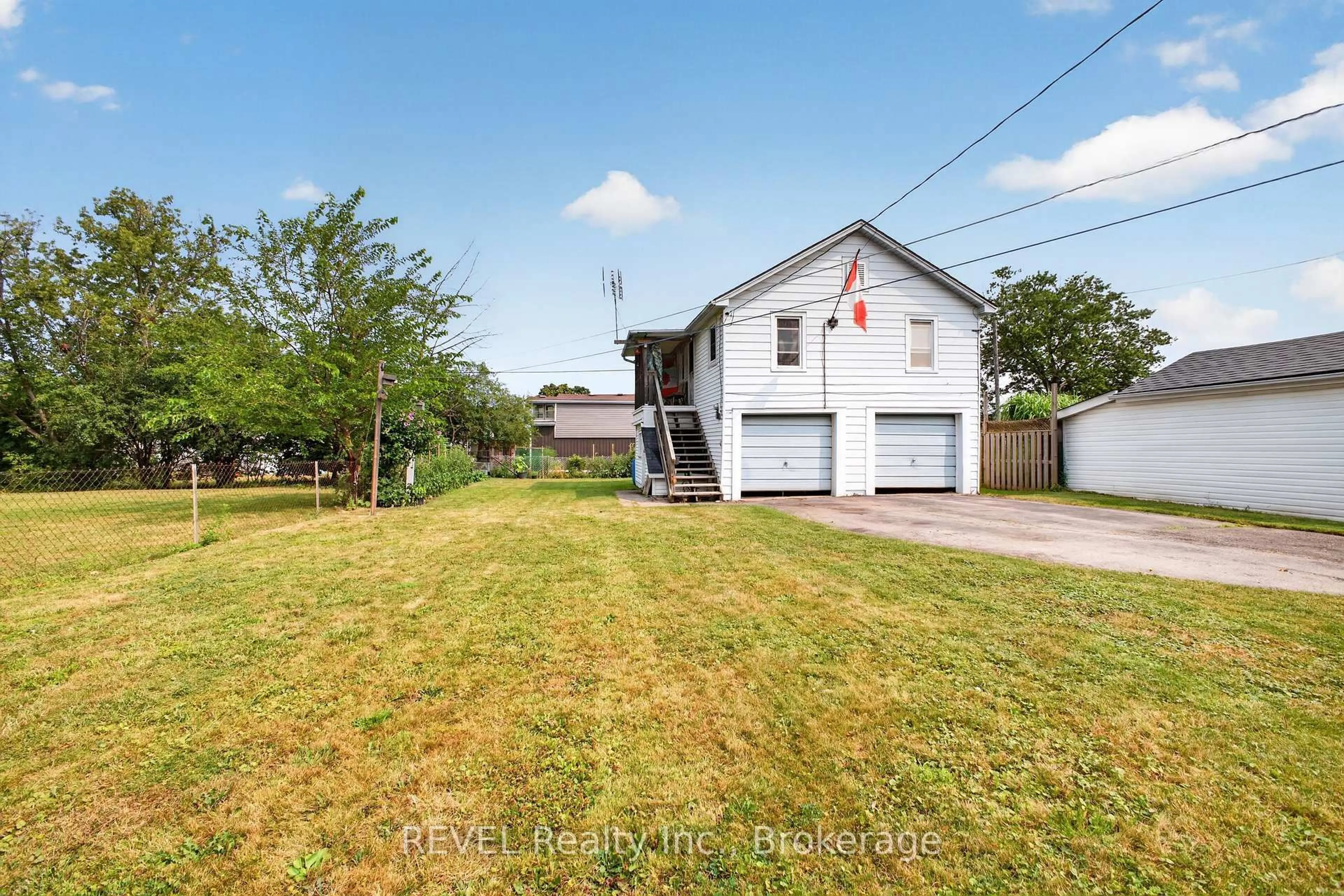 A pic from outside/outdoor area/front of a property/back of a property/a pic from drone, street for 350 Phipps St, Fort Erie Ontario L2A 2V8