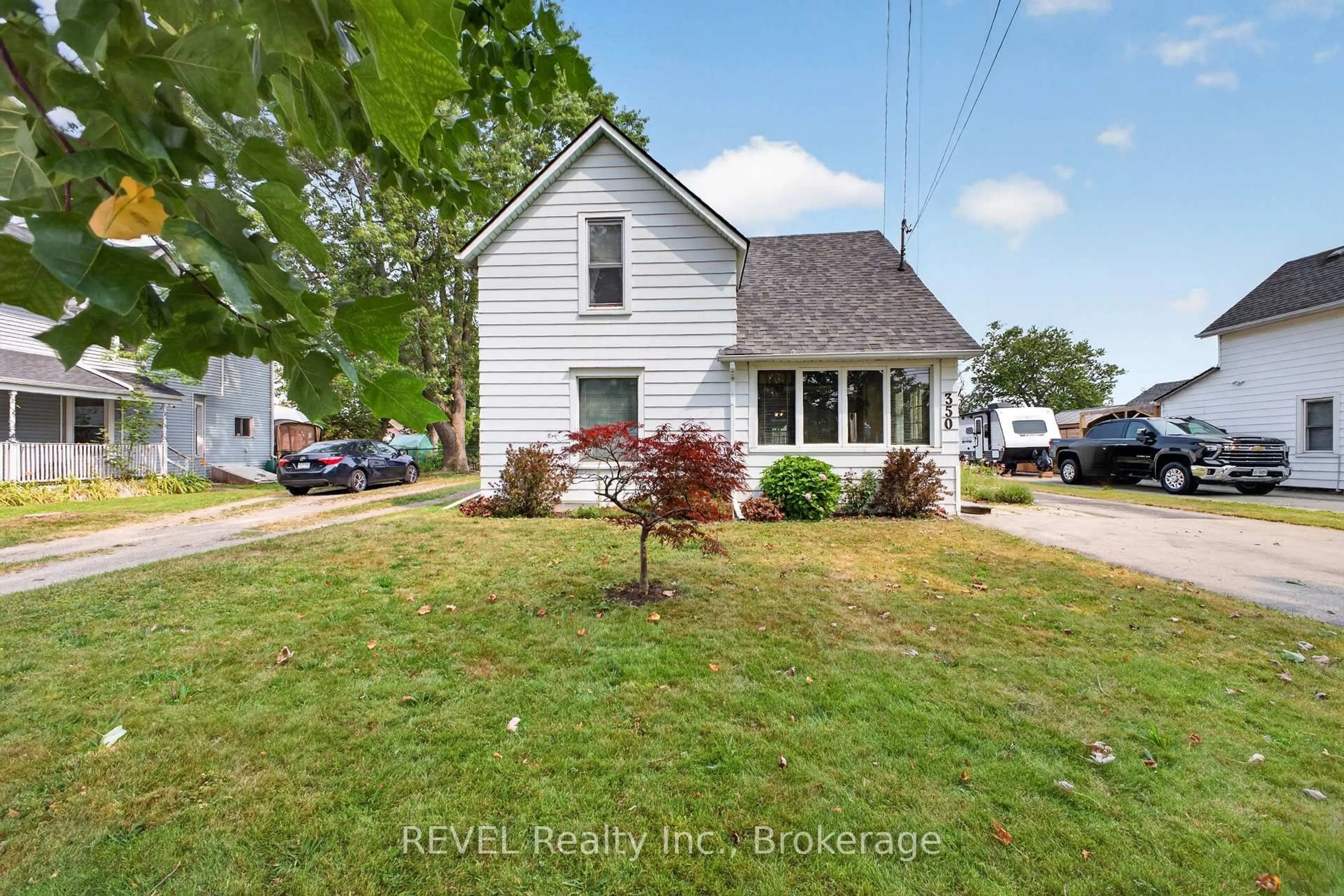 A pic from outside/outdoor area/front of a property/back of a property/a pic from drone, street for 350 Phipps St, Fort Erie Ontario L2A 2V8