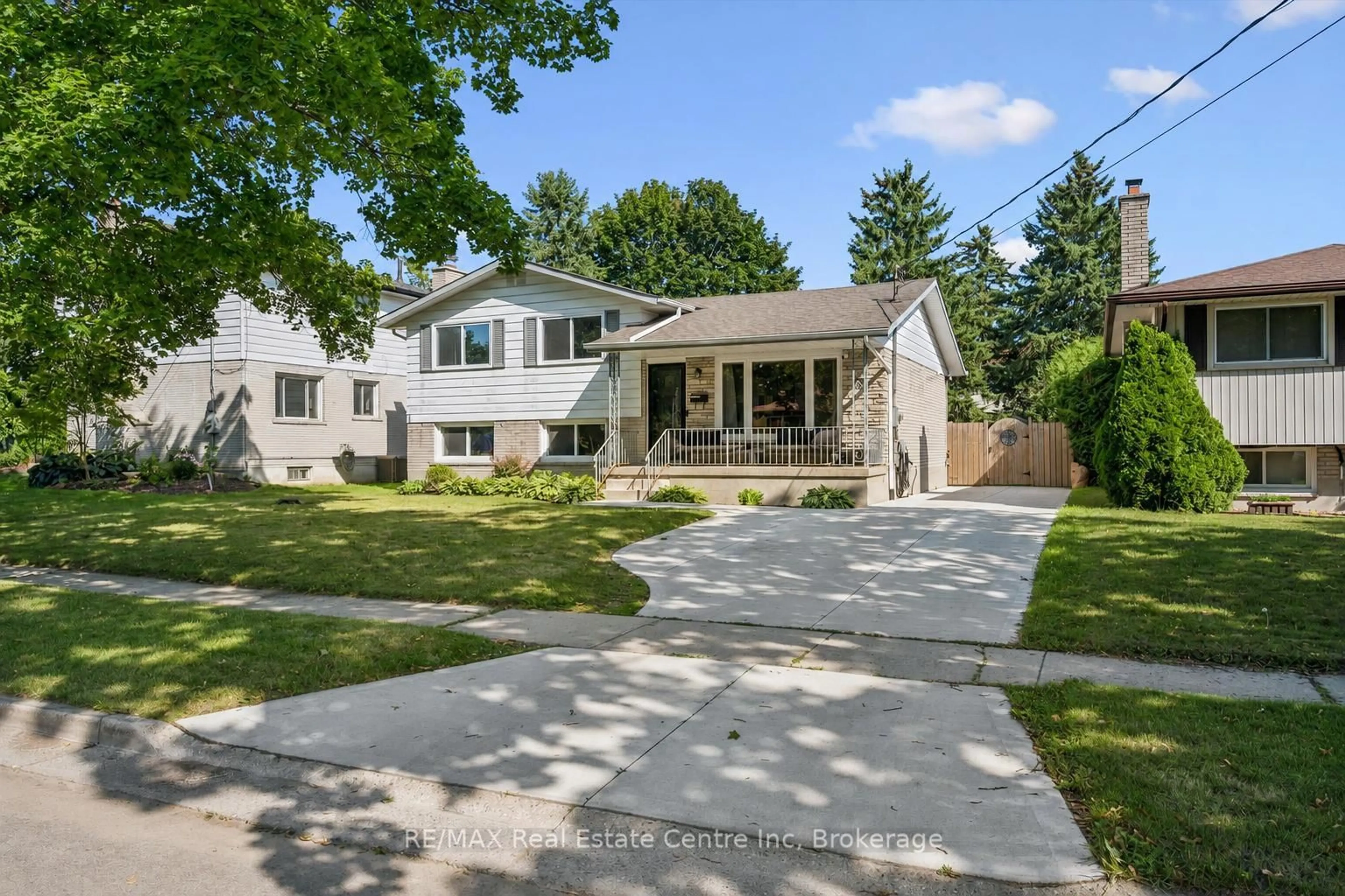 Home with vinyl exterior material, street for 35 GOLFVIEW Rd, Guelph Ontario N1E 1A5