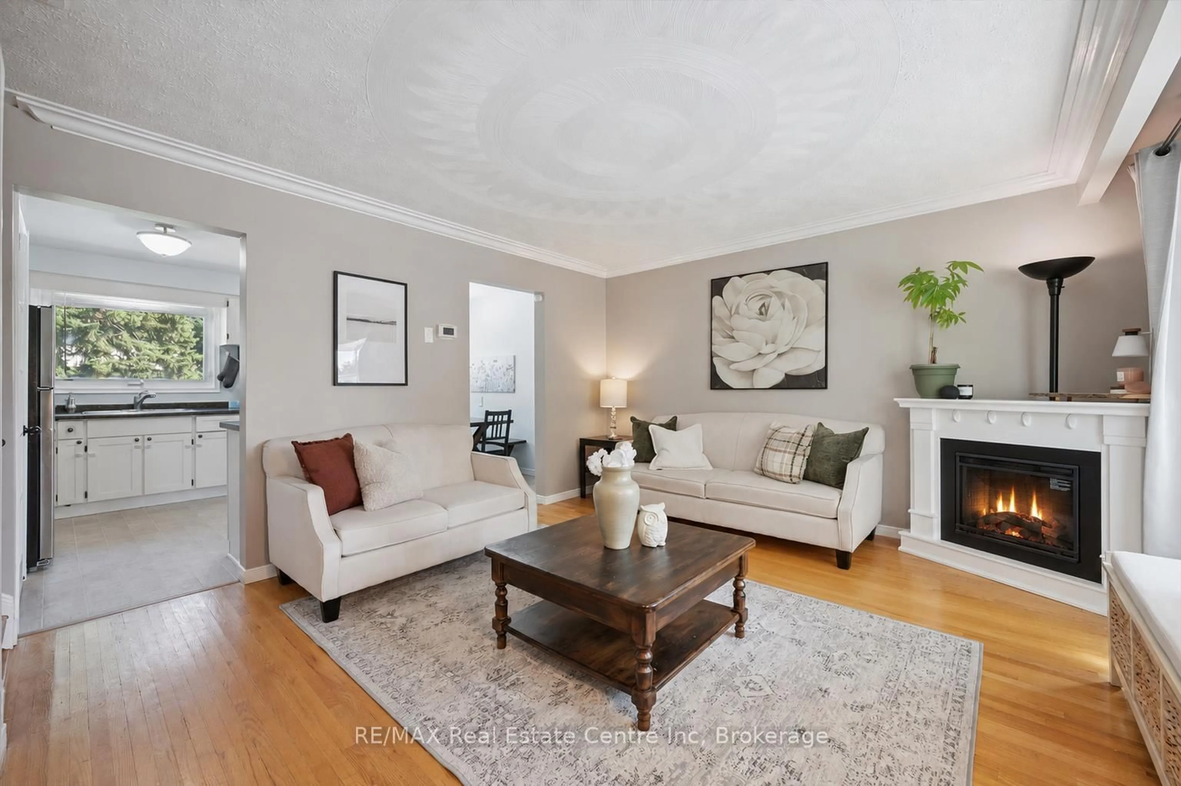 Living room with furniture, wood/laminate floor for 35 GOLFVIEW Rd, Guelph Ontario N1E 1A5