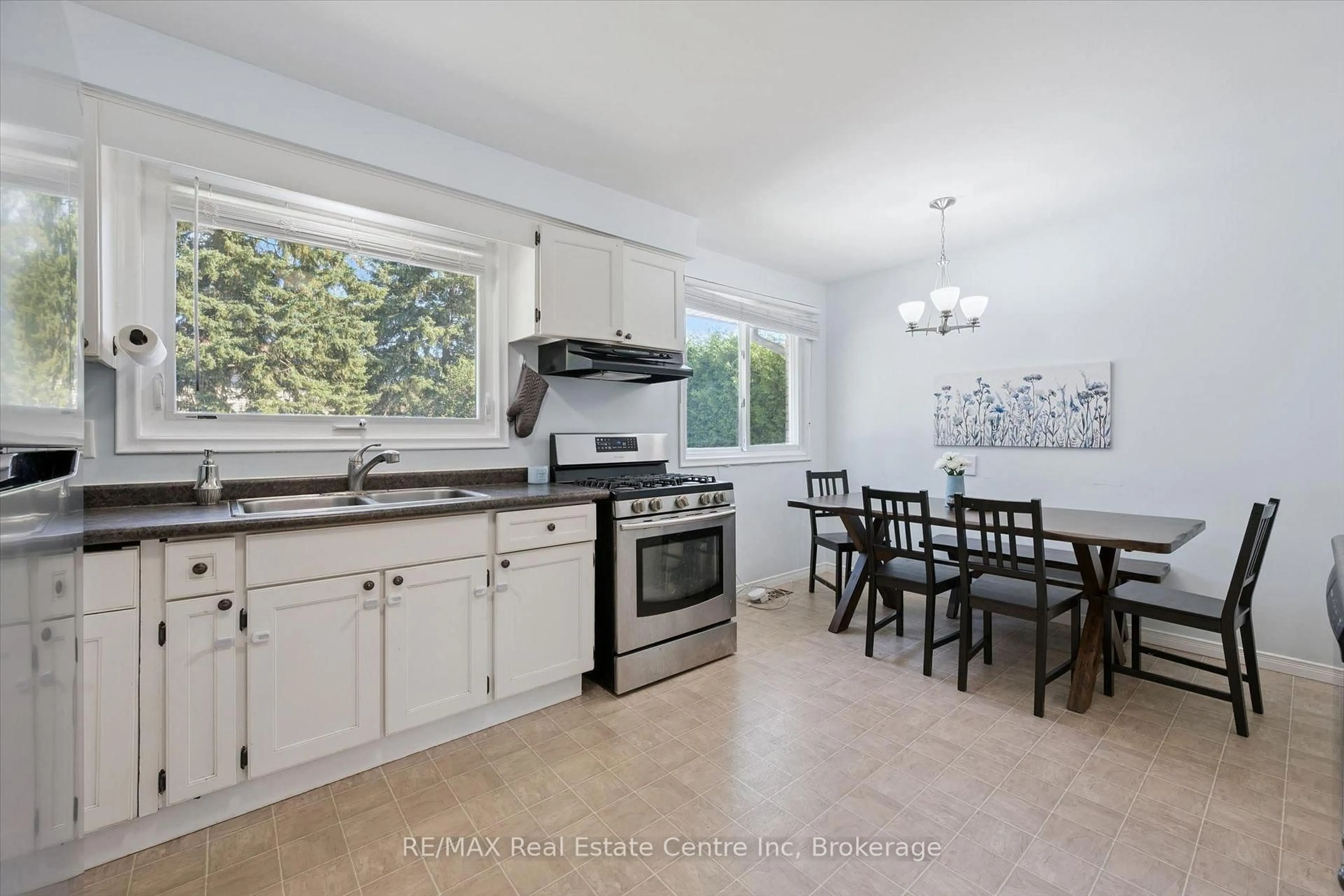 Open concept kitchen, ceramic/tile floor for 35 GOLFVIEW Rd, Guelph Ontario N1E 1A5