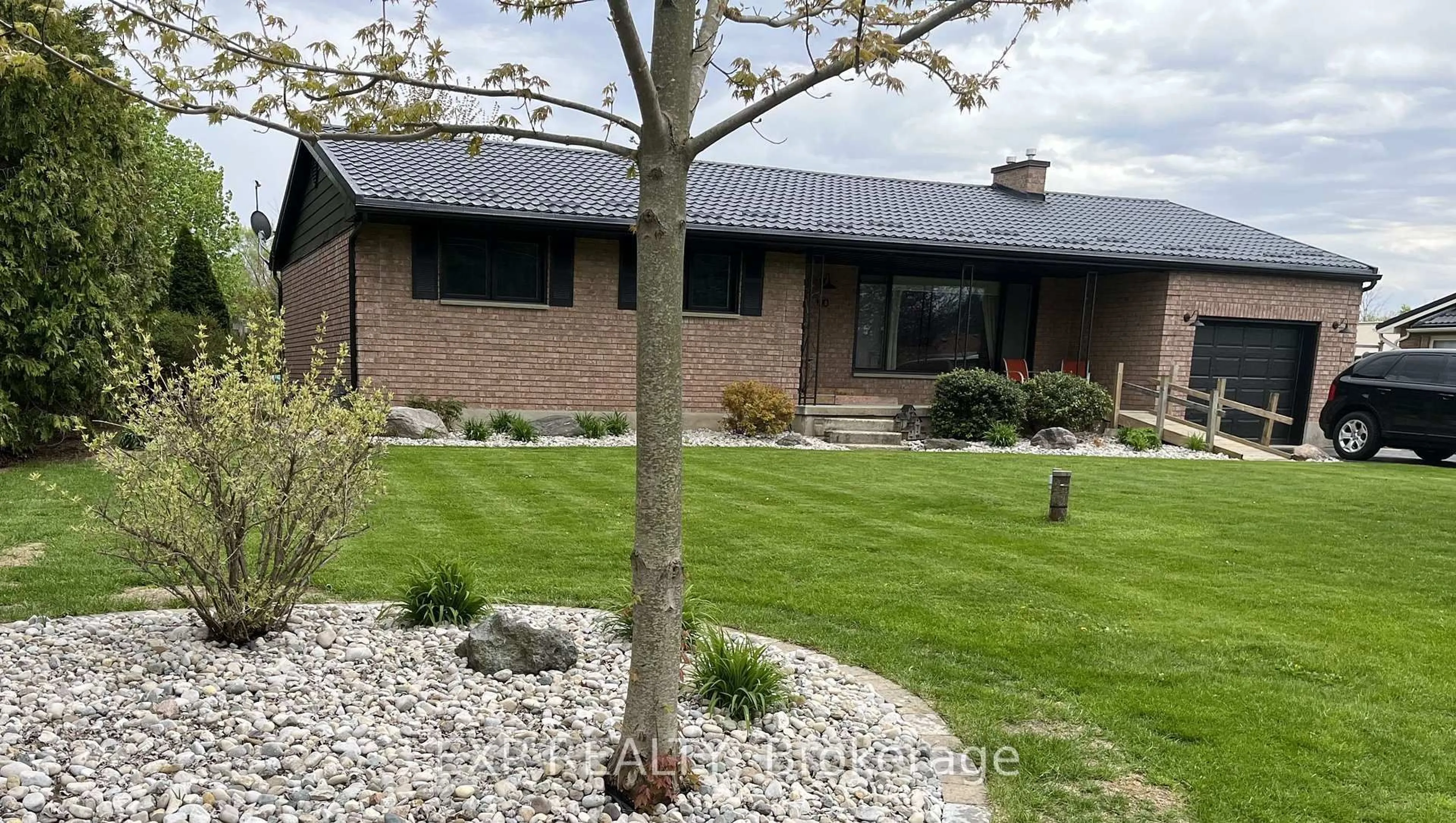 A pic from outside/outdoor area/front of a property/back of a property/a pic from drone, street for 120 Huron Ave, Middlesex Centre Ontario N0L 1R0