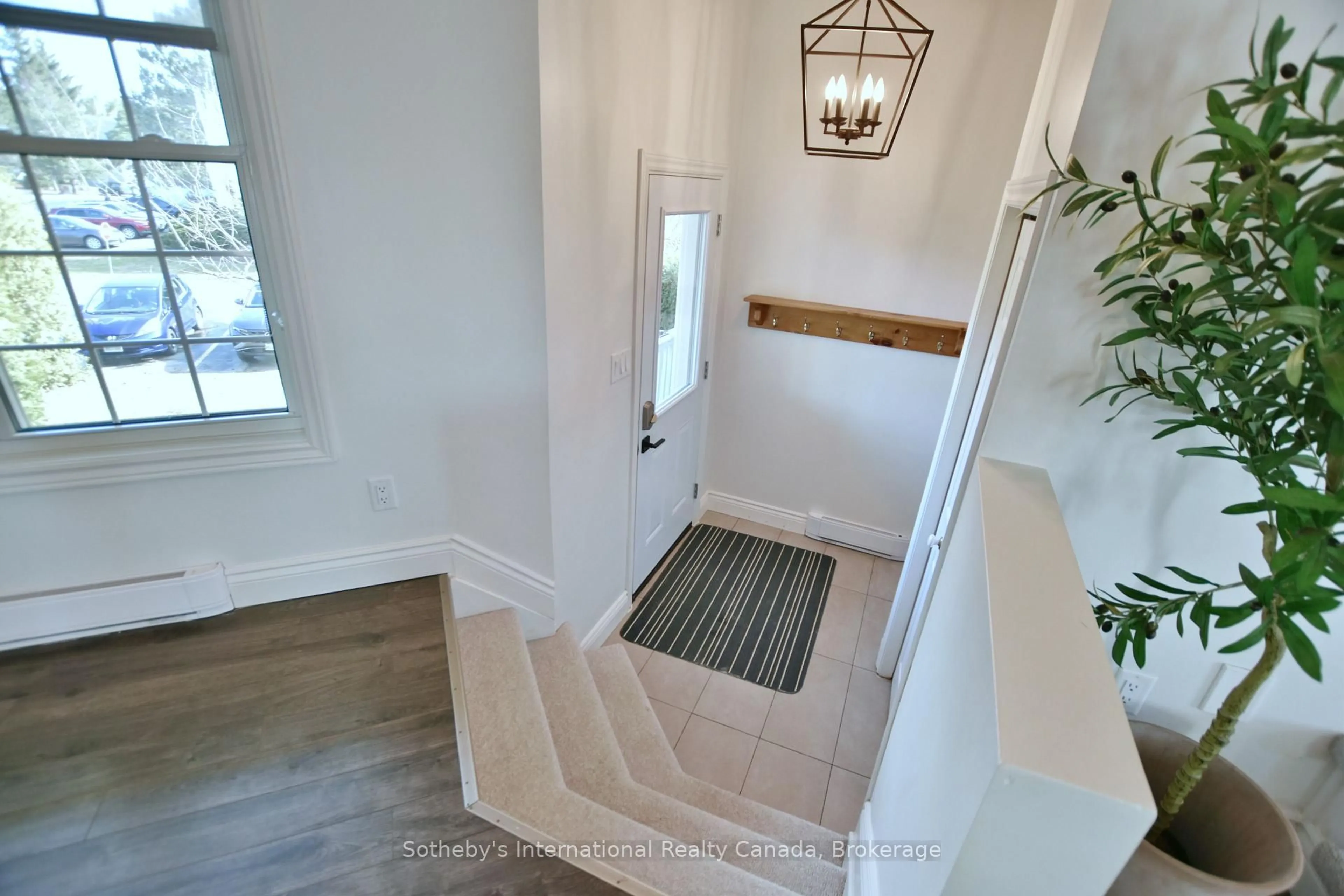 Indoor entryway for 150 Victoria St #103, Blue Mountains Ontario N0H 2P0