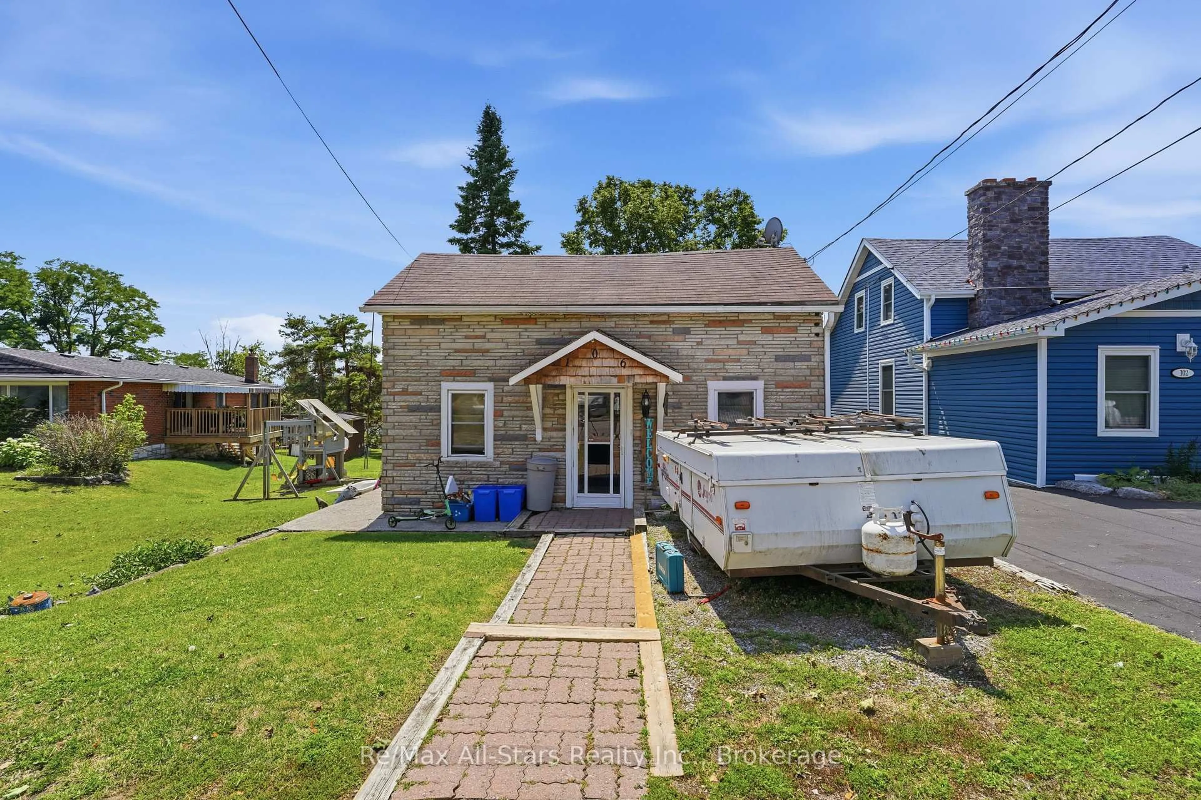 A pic from outside/outdoor area/front of a property/back of a property/a pic from drone, street for 106 Bond St, Kawartha Lakes Ontario K0M 1N0