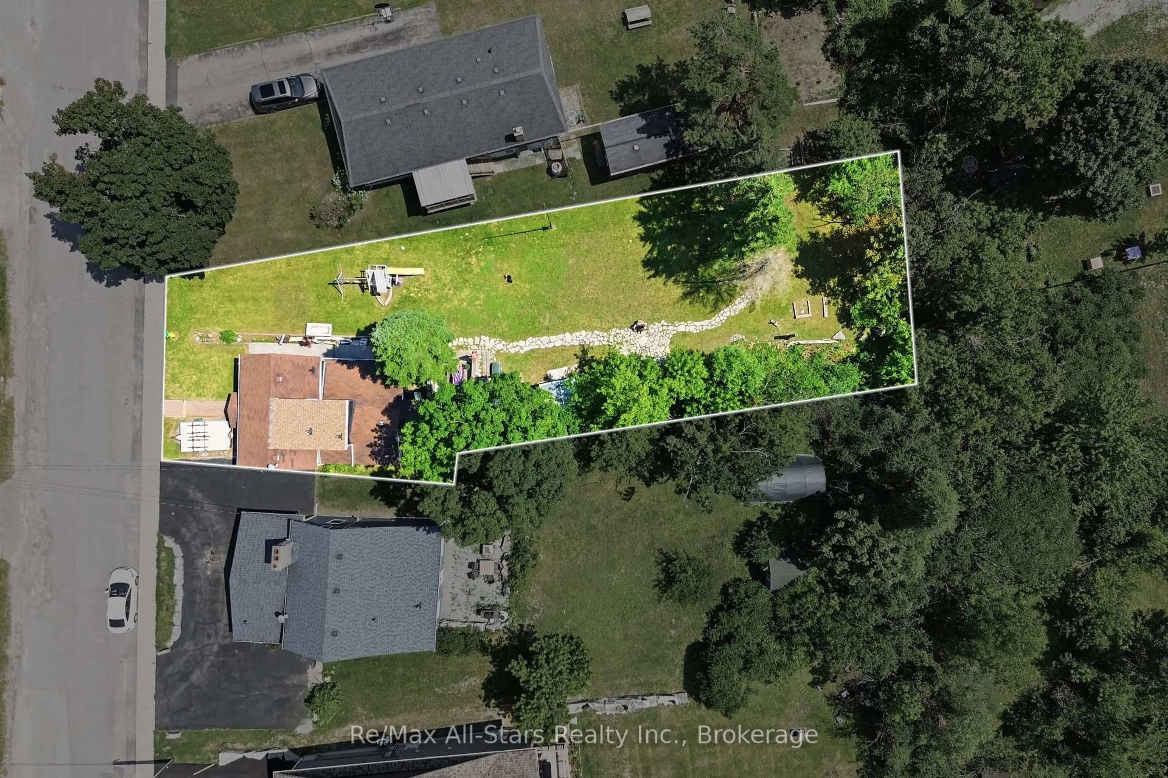 A pic from outside/outdoor area/front of a property/back of a property/a pic from drone, street for 106 Bond St, Kawartha Lakes Ontario K0M 1N0