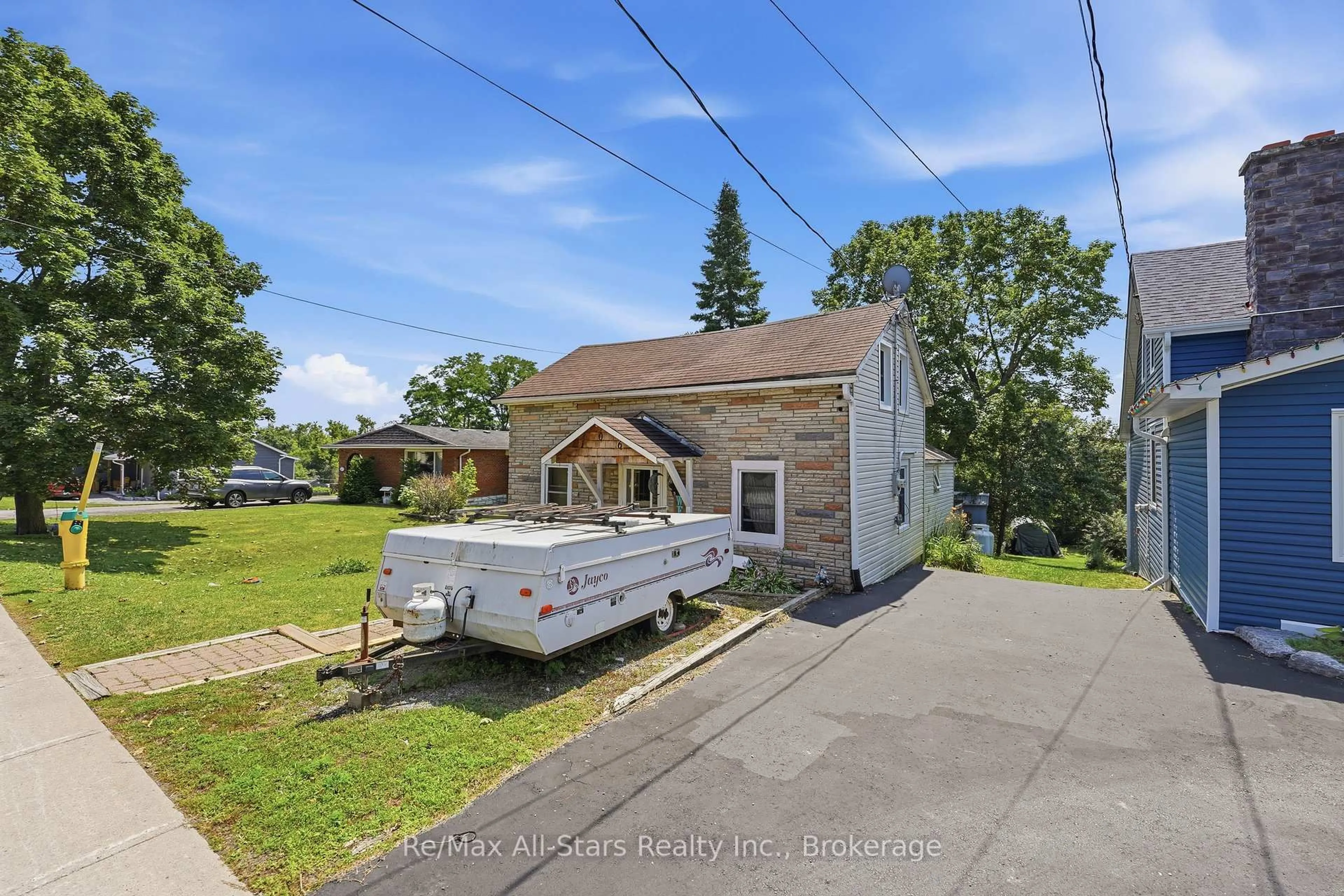A pic from outside/outdoor area/front of a property/back of a property/a pic from drone, street for 106 Bond St, Kawartha Lakes Ontario K0M 1N0