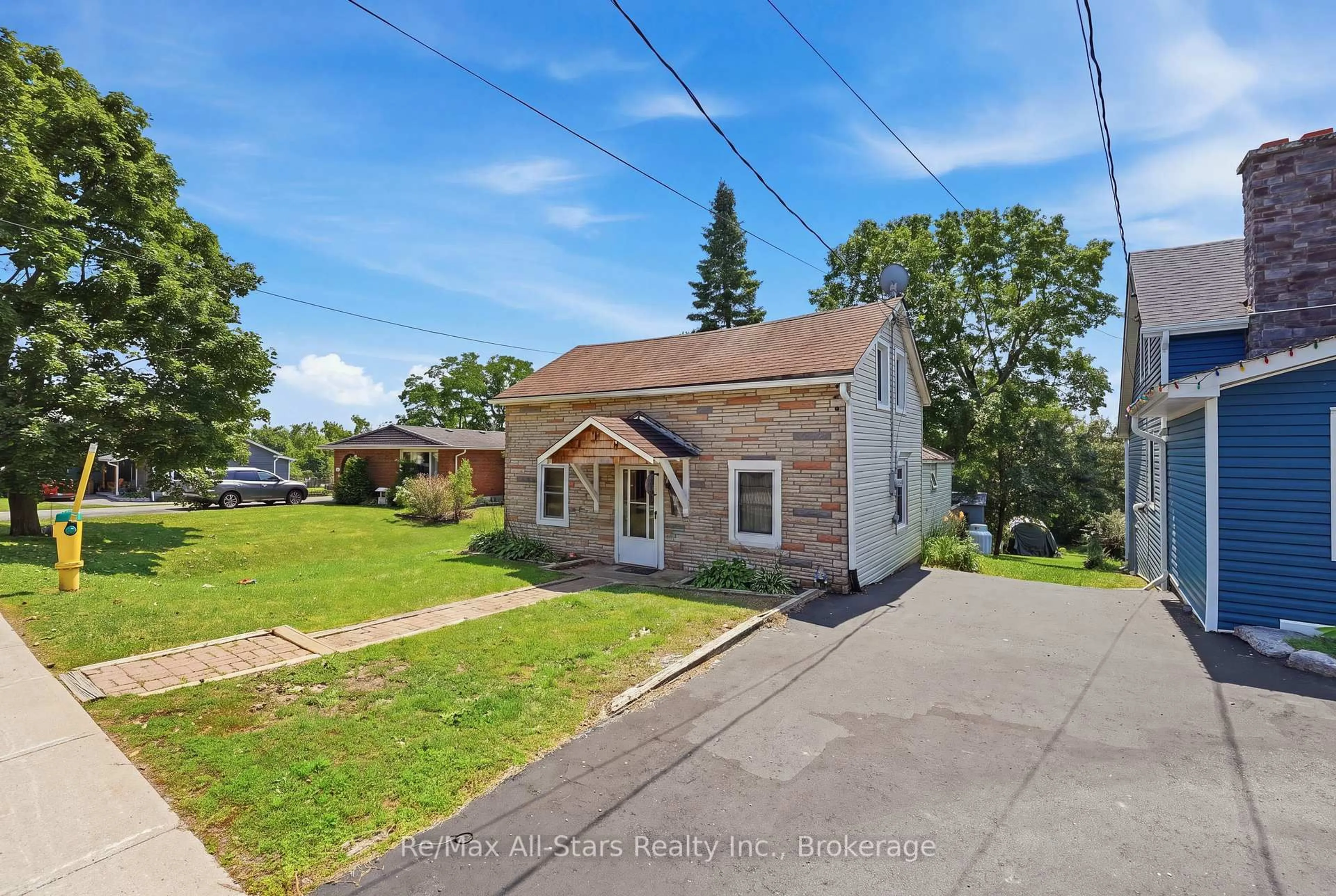 A pic from outside/outdoor area/front of a property/back of a property/a pic from drone, street for 106 Bond St, Kawartha Lakes Ontario K0M 1N0